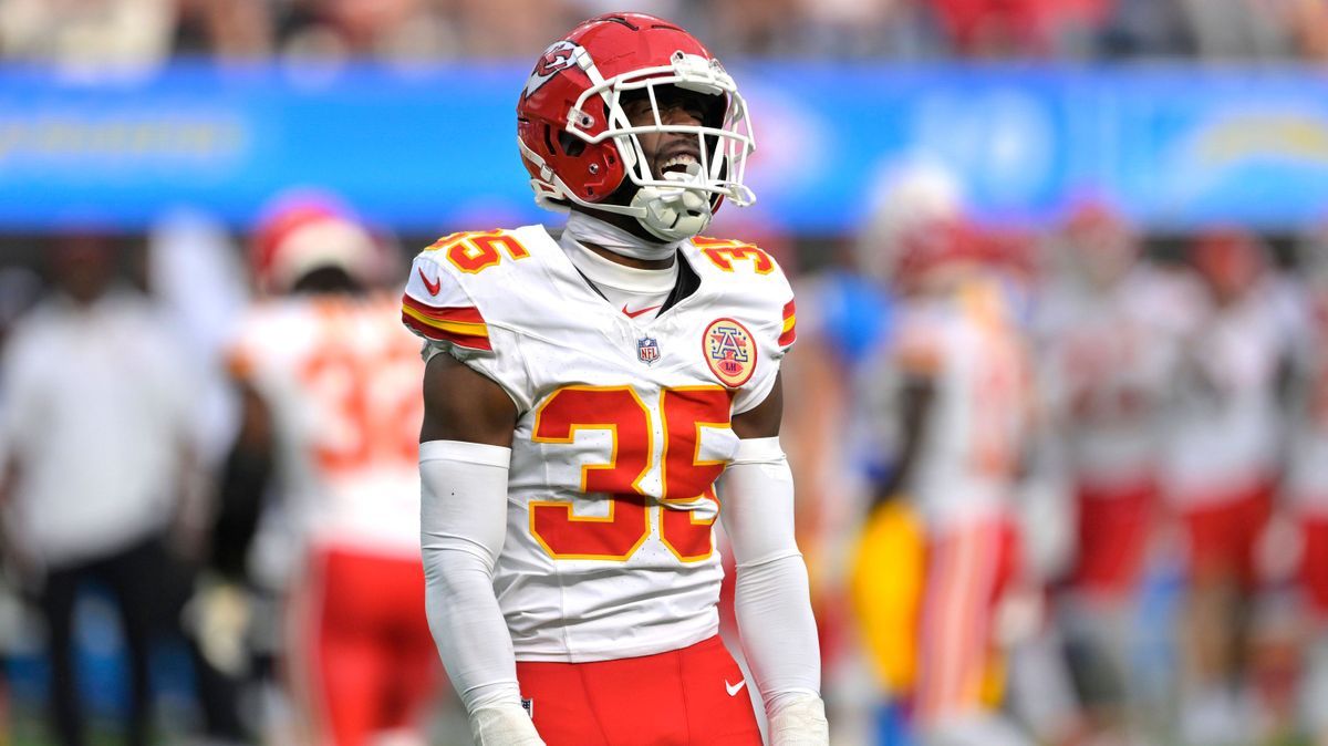 NFL, American Football Herren, USA Kansas City Chiefs at Los Angeles Chargers Sep 29, 2024; Inglewood, California, USA; Kansas City Chiefs cornerback Jaylen Watson (35) celebrates after breaking up...