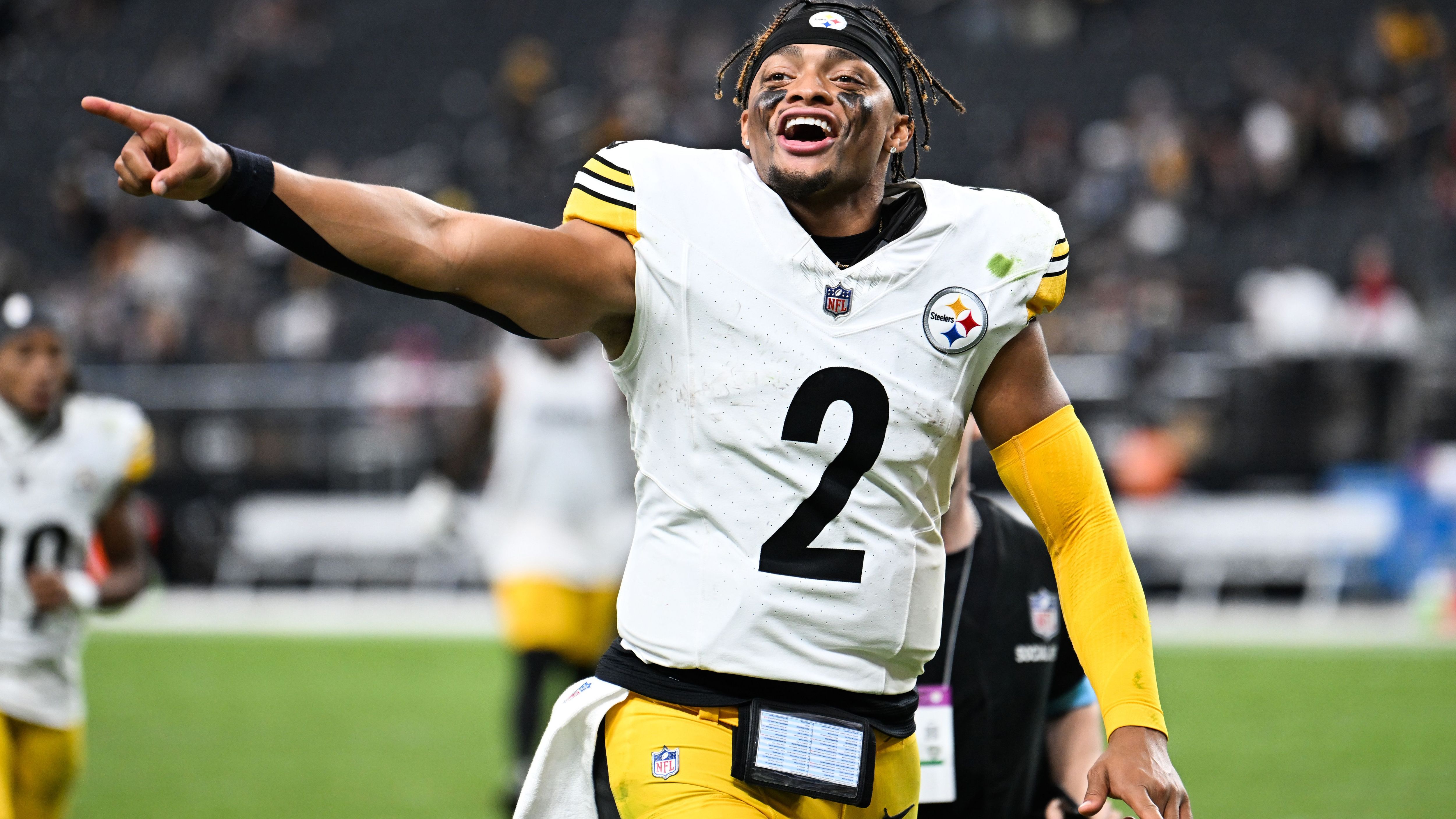 <strong>Platz 31: Justin Fields (Pittsburgh Steelers)</strong><br> Durchschnittsgehalt: 4.717.989 US-Dollar<br> Kosten pro Yard Raumgewinn 2024: 3.529 US-Dollar (1.337 Yards)<br> Kosten pro Touchdown: <strong>471.799 US-Dollar</strong> (10 TDs)