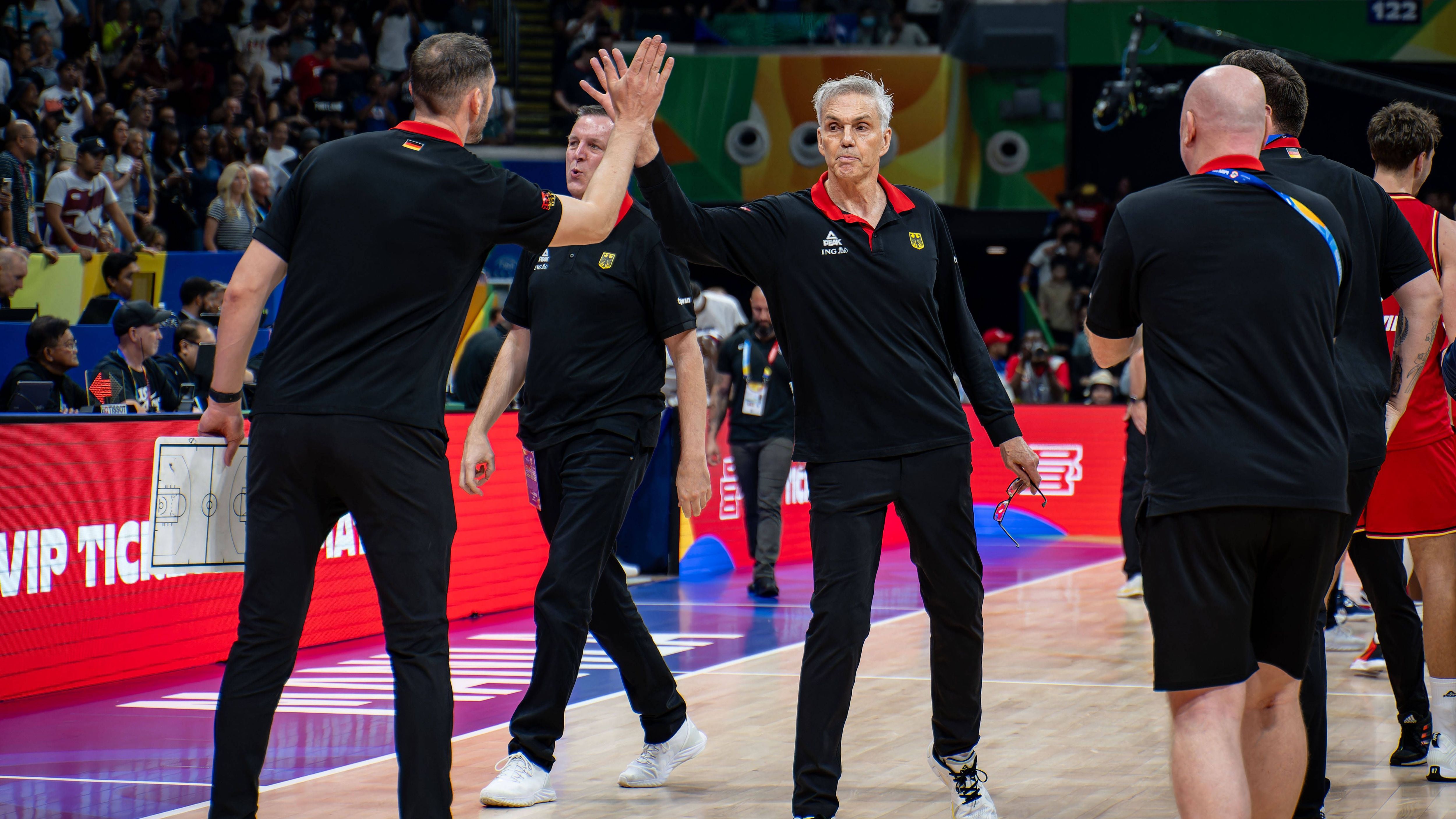 <strong>Gordon Herbert (Nationaltrainer)</strong><br>Der Cheftrainer verbrachte seine Karriere als Spieler größtenteils in Finnland und Griechenland. Als Coach gewann er mit den Frankfurt Skyliners 2004 die Deutsche Meisterschaft. In der NBA war er für die Toronto Raptors (Assistenztrainer) und Brooklyn Nets (Berater) tätig. Doch seinen größten Erfolg könnte er jetzt mit dem DBB-Team feiern.&nbsp;