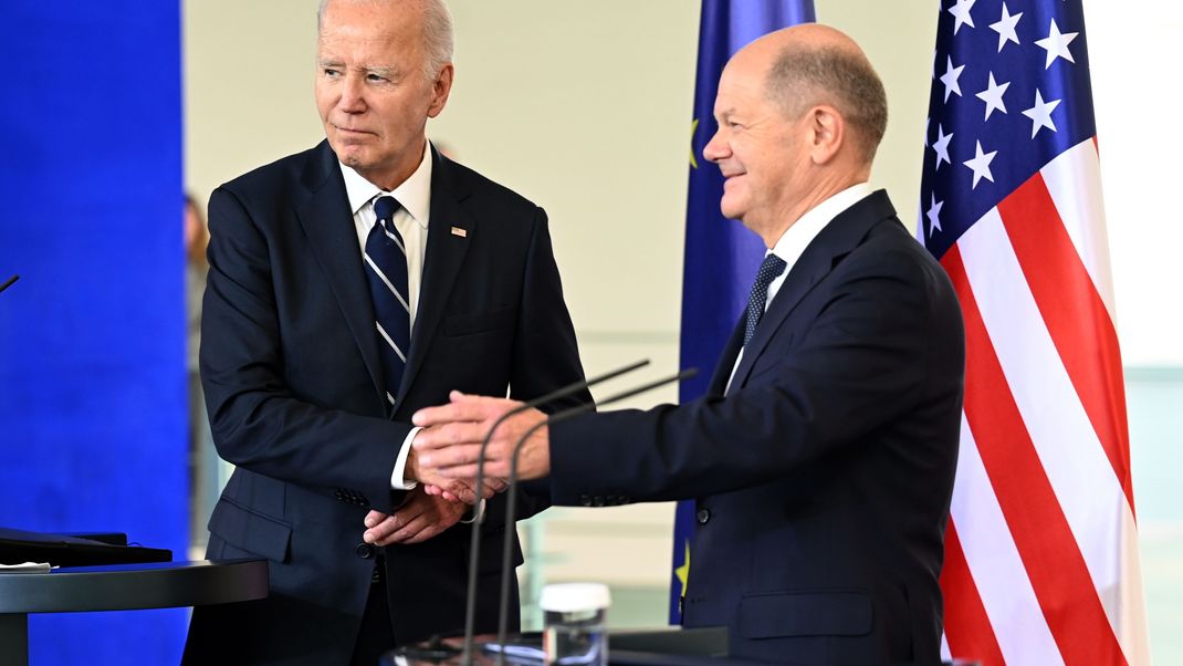 US-Präsident Joe Biden (l.) und Bundeskanzler Olaf Scholz (r.) geben ein Statement im Kanzleramt. 