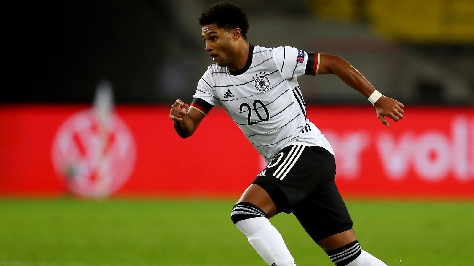 
                <strong>Angriff: Serge Gnabry (FC Bayern München)</strong><br>
                Serge Gnabry ist in meinen Augen noch vor Leroy Sane der beste Flügelspieler im Kader des FC Bayern München und wenig verwunderlich auch Teil der deutschen Nationalmannschaft bei der EM. Wenn er fit ist, kann er generische Verteidiger mit seiner Geschwindigkeit und seiner Ballbehandlung vor erhebliche Probleme stellen, darüber hinaus kann sich auch sein Abschluss sehen lassen. Wenn der 25-Jährige hundertprozentig fit ist, ist er in meiner DFB-Elf gesetzt.
              