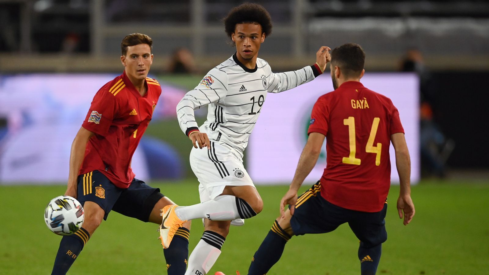 
                <strong>Leroy Sane</strong><br>
                Gemeinsam mit Sturmkollege Timo Werner gestaltet Sane aktiv das Offensivspiel der Nationalmannschaft. Von Beginn an spielt der Neuzugang des FC Bayern seine Geschwindigkeit gegen die spanische Abwehr aus und erspielt sich so einige gefährliche Möglichkeiten, in der 18. Minute scheiterte er von Strafraumgrenze an De Gea. Die fehlende Spielpraxis der vergangenen Monate ist Sane dennoch anzumerken, in der 62. Minute ersetzt ihn Matthias Ginter. ran-Note 2
              