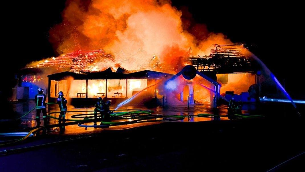 Eine Disco im Landkreis Friesland ist bis auf die Grundmauern abgebrannt. Es entstand ein hoher Sachschaden.