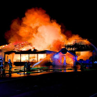 Niedersachsen, Sande: Einsatzkräfte der Feuerwehr löschen eine brennende Disco. 