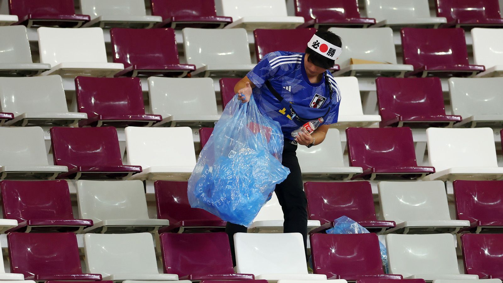 
                <strong>Japans Fans räumen die Stadien auf</strong><br>
                Die japanischen Fans sorgen auf den Tribünen der katarischen Stadien mal wieder für einige der schönsten Bilder dieser WM. Bereits nach dem Auftaktspiel zwischen Gastgeber Katar und Ecuador räumten sie nach der Partie die Ränge auf und sammelten den Müll ein. Selbiges taten die Fans auch nach dem Spiel der eigenen Nationalmannschaft gegen Deutschland im Khalifa International Stadium. "Wir Japaner hinterlassen nie Müll, wir respektieren diesen Platz", sagte ein Fan in einem Video, das seinen Weg auf Twitter fand
              