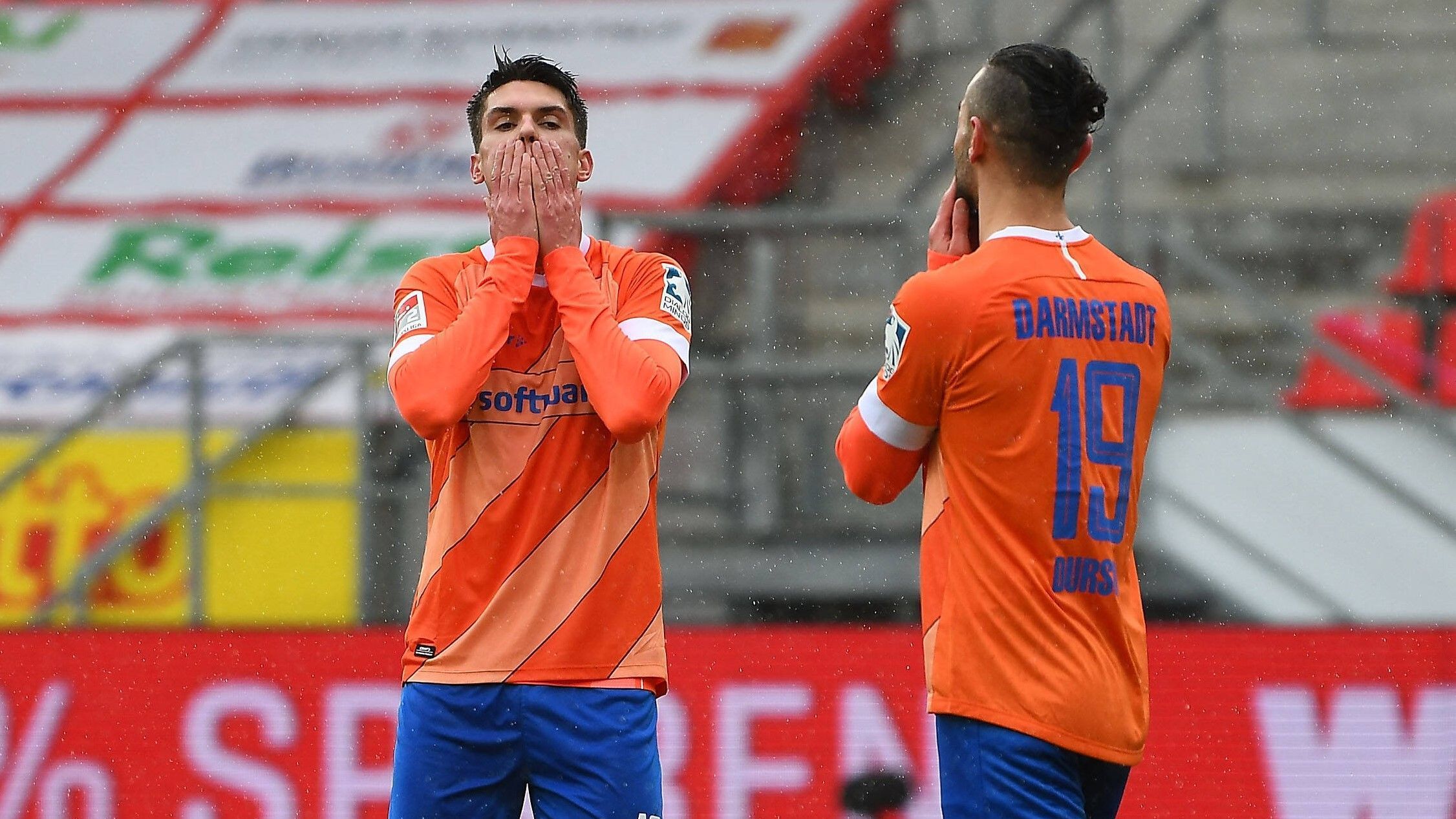 
                <strong>Platz 15: Darmstadt 98</strong><br>
                Darmstadt schippert in der zweiten Liga durchs tabellarische Niemandsland. Platz zwölf, drei der vergangenen fünf Spiele gingen verloren. Eine Niederlage stammt aus dem Heimspiel gegen Holstein Kiel – dem nächsten Pokalgegner. Wenig deutet darauf hin, dass es nun besser läuft, wenn die Darmstädter in den Norden reisen. Vor Selbstbewusstsein strotzen die Lilien nicht gerade. Aber wer weiß, so ein Pokalspiel kann ja schlummernde Kräfte wecken.
              