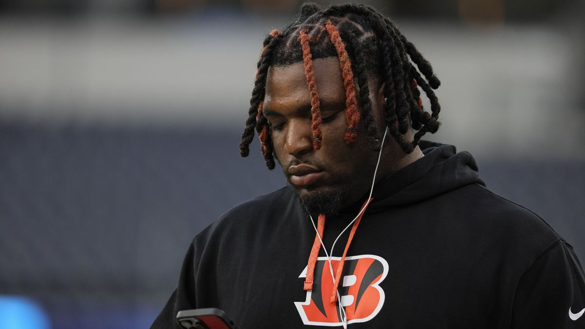 INGLEWOOD, CA - NOVEMBER 17: Cincinnati Bengals defensive tackle McKinnley Jackson (93) during the Cincinnati Bengals vs Los Angeles Chargers game on November 17, 2024, at SoFi Stadium in Inglewood...