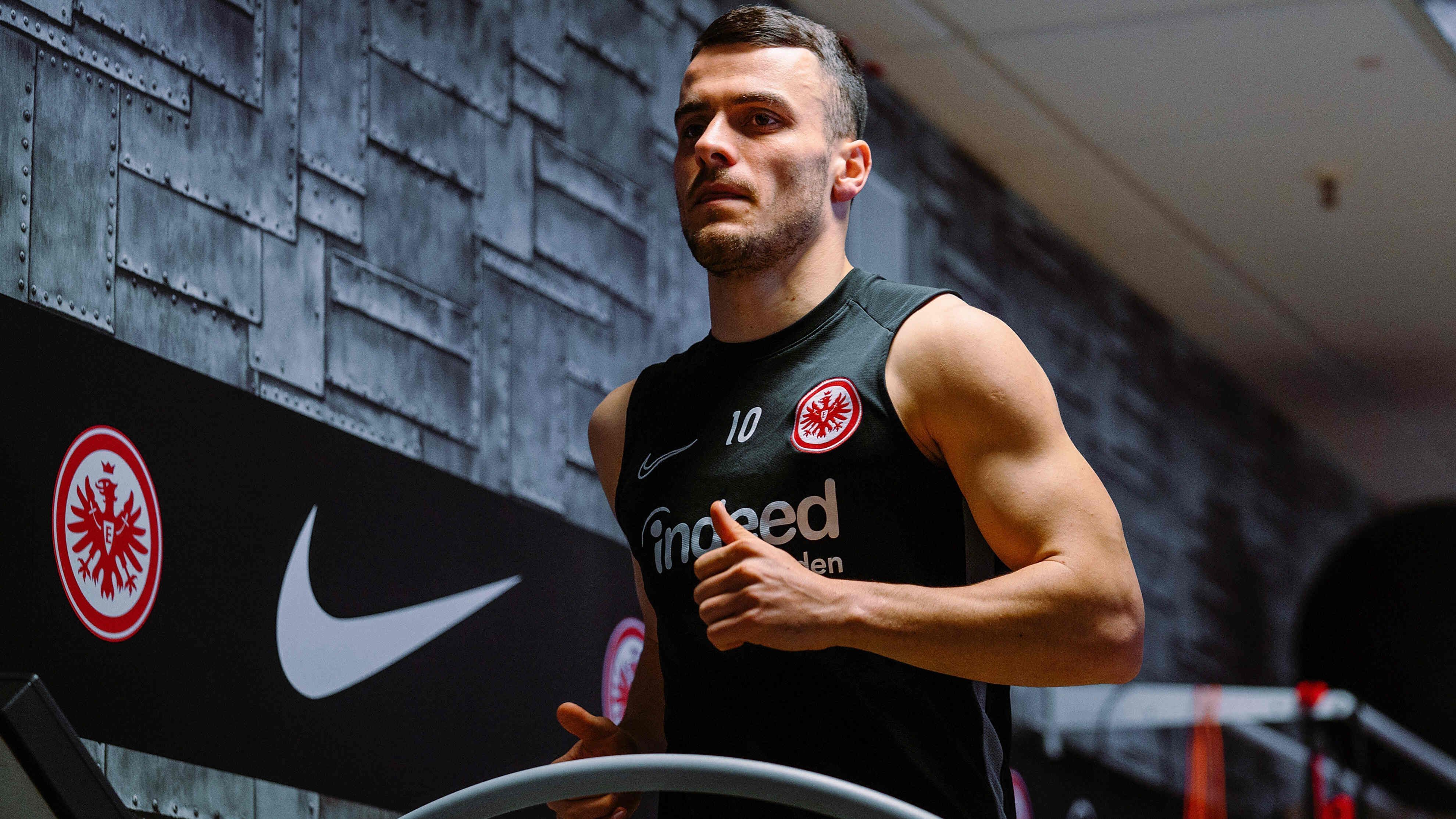 
                <strong>Platz  20: Filip Kostic (Eintracht Frankfurt)</strong><br>
                Filip Kostic spielt wohl die Saison seins Lebens und musste bislang erst 191 Minuten sausen lassen. 2.059 Minuten sind seine bisherige Einsatzbilanz.
              