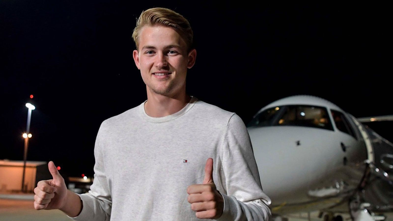 
                <strong>Matthijs de Ligt (Juventus Turin)</strong><br>
                Einer der begehrtesten Innenverteidiger der Welt ist vom Markt. Matthijs de Ligt wechselt von Ajax Amsterdam zu Juventus Turin. Die Ablöse liegt übereinstimmenden Medienberichten zufolge bei 75 Millionen Euro. "Hallo Bianconeri. Ich bin glücklich, hier zu sein", sagte de Ligt in einem kurzen Video, das Juve in den sozialen Medien verbreitete. Der 19-Jährige soll bei der "Alten Dame" einen Vertrag bis 2024 erhalten.
              