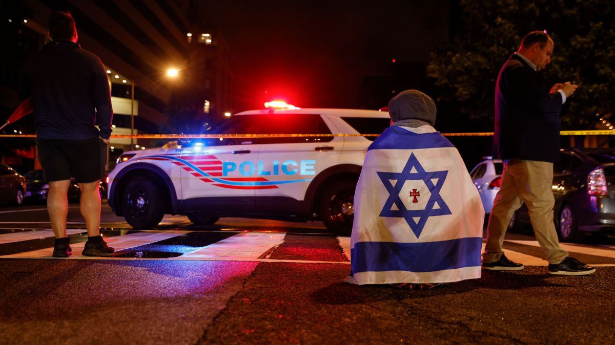 Beamte der Strafverfolgungsbehörden sichern das Gelände vor dem Capital Jewish Museum in Washington, D.C., nachdem zwei Mitarbeiter der israelischen Botschaft in Washington getötet wurden.