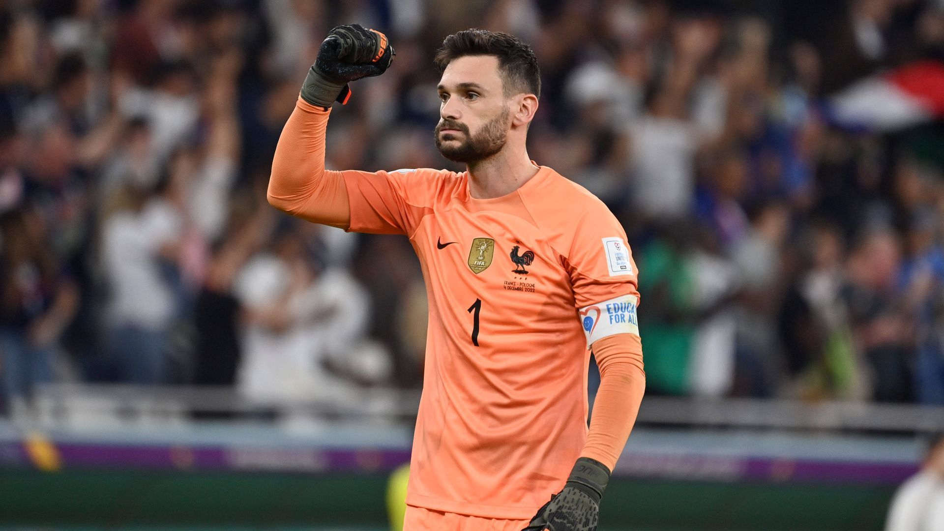 
                <strong>Torwart: Hugo Lloris</strong><br>
                Der Weltmeister-Keeper ist auch bei der WM in Katar die unangefochtene Nummer 1 bei den Franzosen. Außer beim für sein Team bedeutungslosen dritten Gruppenspiel gegen Tunesien stand Lloris immer im Tor. Allerdings: Was die Zahl der Gegentore angeht, muss er sich Pickford beugen. Dreimal schon musste er hinter sich greifen. Zuletzt, beim wiederholten Elfmeter von Robert Lewandowski gegen Polen, regte er sich furchtbar über dessen Verzögerung beim Anlauf auf. Die Engländer werden ihn sicherlich häufiger prüfen als noch die Polen im Achtelfinale. Insgesamt geht das Duell knapp an Pickford. Stand: 1:0 England
              