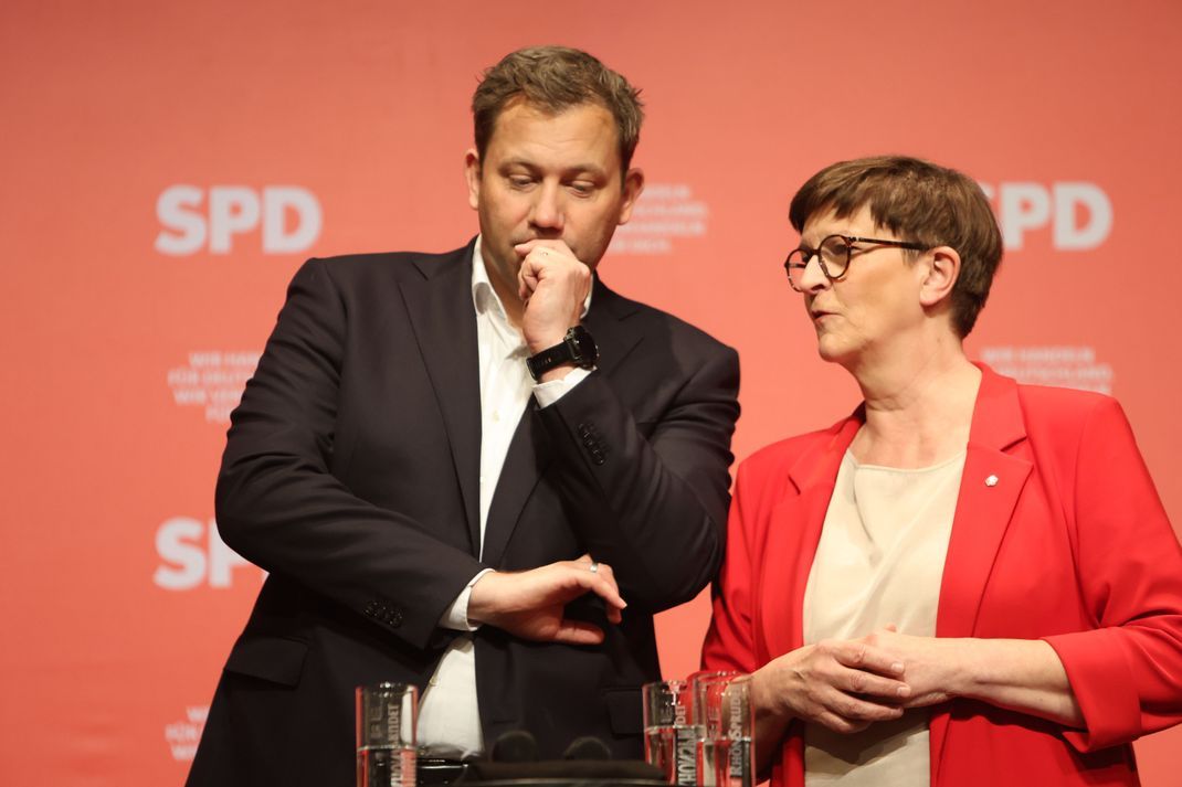 Die SPD-Co-Chefin Esken (rechts) geht bei der Regierungsbildung leer aus. (Archivbild)