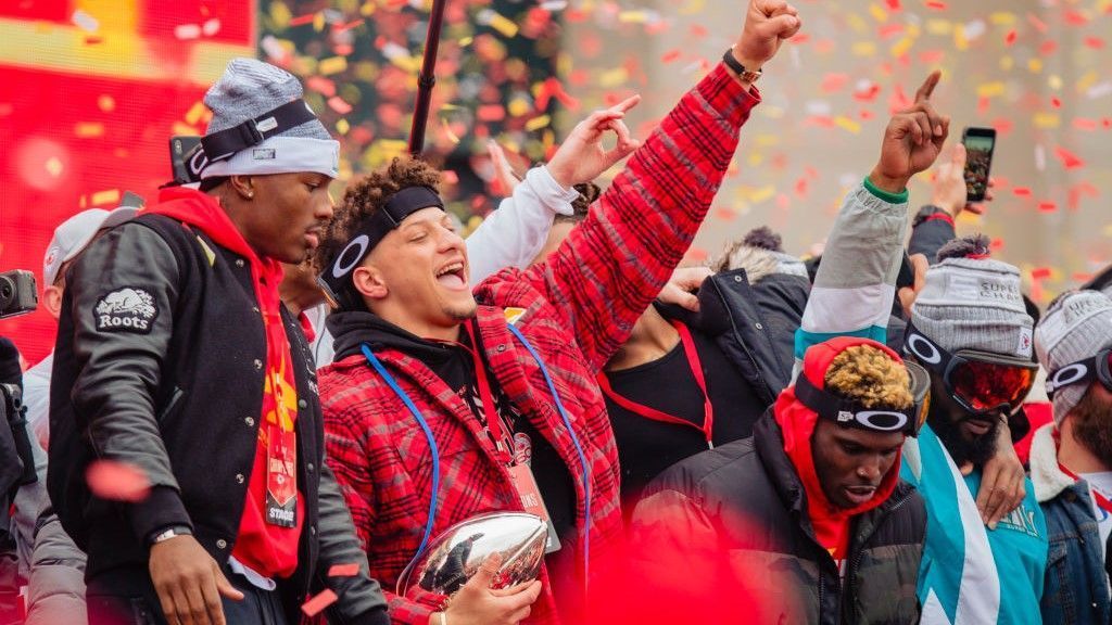 
                <strong>Bauen die Chiefs eine große Dynastie auf?</strong><br>
                Auch Mahomes hatte in seiner noch relativ jungen Karriere schon viel (allein) zu feiern. Er wurde ebenfalls zweimal zum MVP des Super Bowl gewählt. Allerdings übertrifft er Brady bei den Pro-Bowl-Einladungen (fünf) und den meisten Passing Touchdowns (2018 und 2022). Bei den Passing Yards herrscht wieder Gleichstand - auch Mahomes gelang der Saison-Bestwert hier einmal. 
              