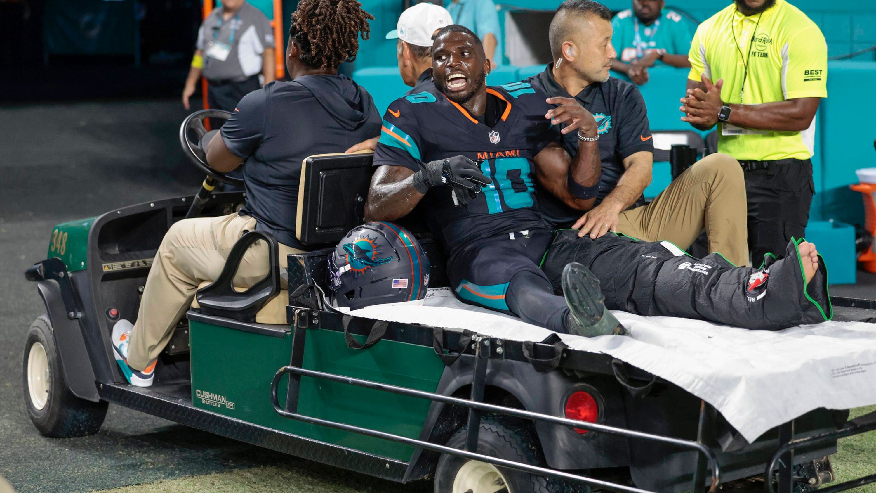 <strong>Tyreek Hill (Miami Dolphins)</strong><br>Beim "Monday Night Football"-Spiel der Jets gegen die Dolphins erlitt All-Pro-Receiver Tyreek Hill eine schwere Knieverletzung. Zunächst wurde berichtet, dass er sich das Knie ausgekugelt habe, doch Nachuntersuchungen am Dienstagmorgen ergaben zusätzlich mehrere Bänderrisse, darunter auch einen Kreuzbandriss. Das bedeutet das Saison-Aus für den pfeilschnellen Receiver.