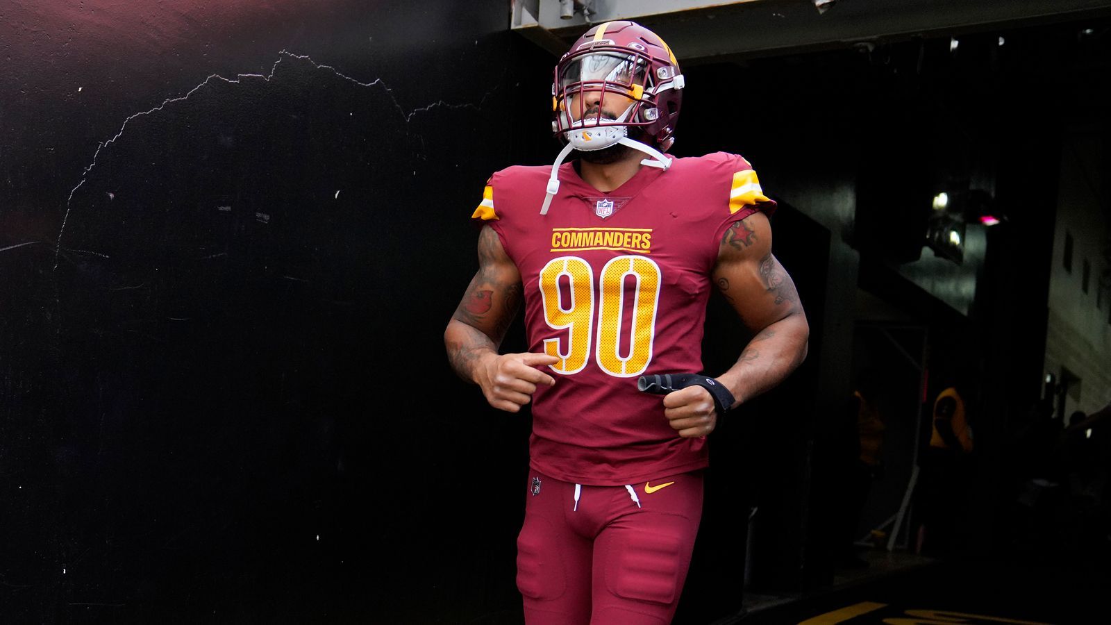 <strong>Washington Commanders: Montez Sweat</strong><br>Er war der beste Commander! Denn fortan spielt er wie Defense-Buddy Chase Young bei einem anderen Team. Vor Abschluss der Trade-Deadline zog es Young zu den 49ers und Sweat zu den Bears. Die Bears gaben einen Zweitrundenpick , um den Defensive End zu bekommen, der in Washington auf 32 Tackles (10 for Loss), 6,5 Sacks und zwei erzwungene Fumbles kam.
