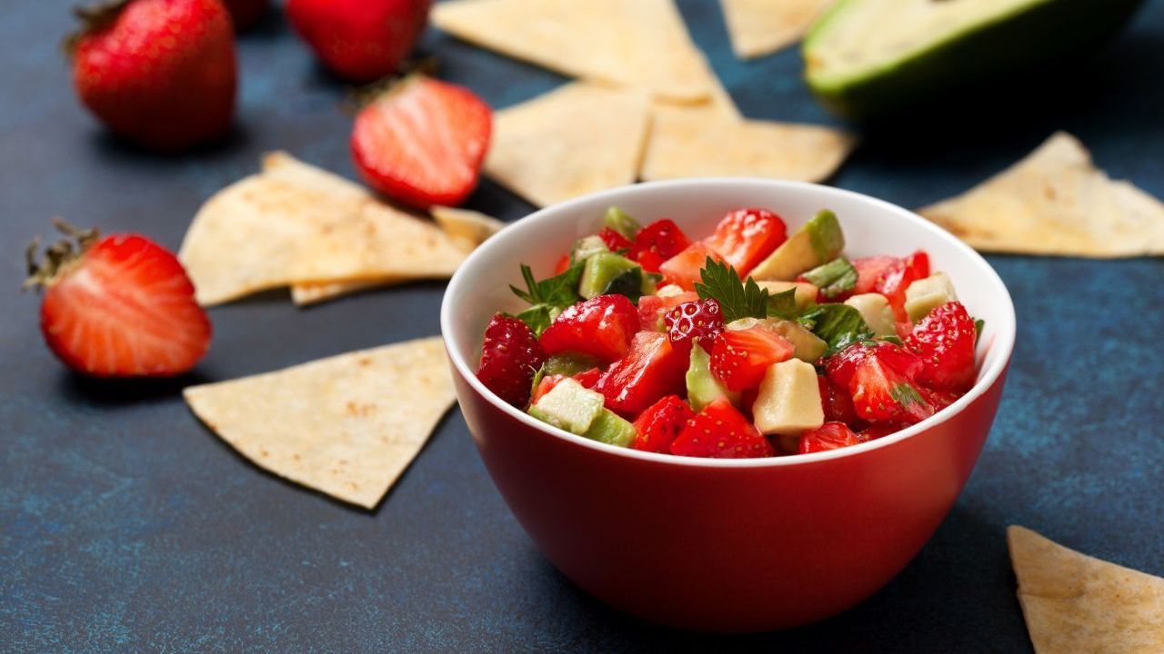 Erdbeeren passen aber auch zu Hauptgerichten. Zum Beispiel als Salsa zu Fisch, Steak - oder sogar Tortilla-Chips. 