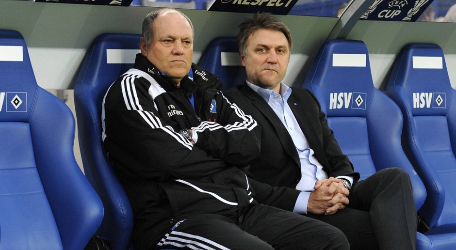 
                <strong>Trainer weg, Sportdirektor weg </strong><br>
                Kurz nach dem Werder-Trauma nahm die Fluktuation ihren Lauf. Trainer Martin Jol (Foto links) vermisste Signale, dass man mit ihm langfristig zusammenarbeiten wolle. Also verließ er den HSV in Richtung Ajax Amsterdam. Zudem gab es einen Krach zwischen Hoffmann und Sportdirektor Dietmar Beiersdorfer (Foto rechts). Beiersdorfer löste seinen Vertrag daraufhin auf. Der HSV fand auf die Schnelle keinen neuen Sportdirektor, weshalb Hoffmann den Job trotz fehlender Kompetenz in Personalunion gleich miterledigte. Rückblickend bezeichnet Hoffmann dies als großen Fehler. Seine Kaderplanung geriet in die Kritik.
              