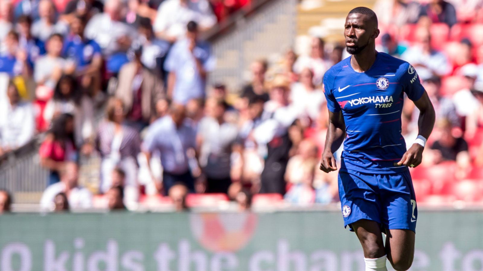 
                <strong>Antonio Rüdiger (FC Chelsea)</strong><br>
                Der Innenverteidiger wechselte 2017 für 38 Millionen Euro vom AS Rom zum FC Chelsea. Davon profitierten drei Berliner Vereine: Hertha 03 Zehlendorf, NSF Gropiusstadt und SV Tasmania. Zehlendorf bekam 190.000 Euro, NSF Gropiusstadt und der SV Tasmania kassierten jeweils 95.000 Euro. Viel Geld für die drei Klubs.
              