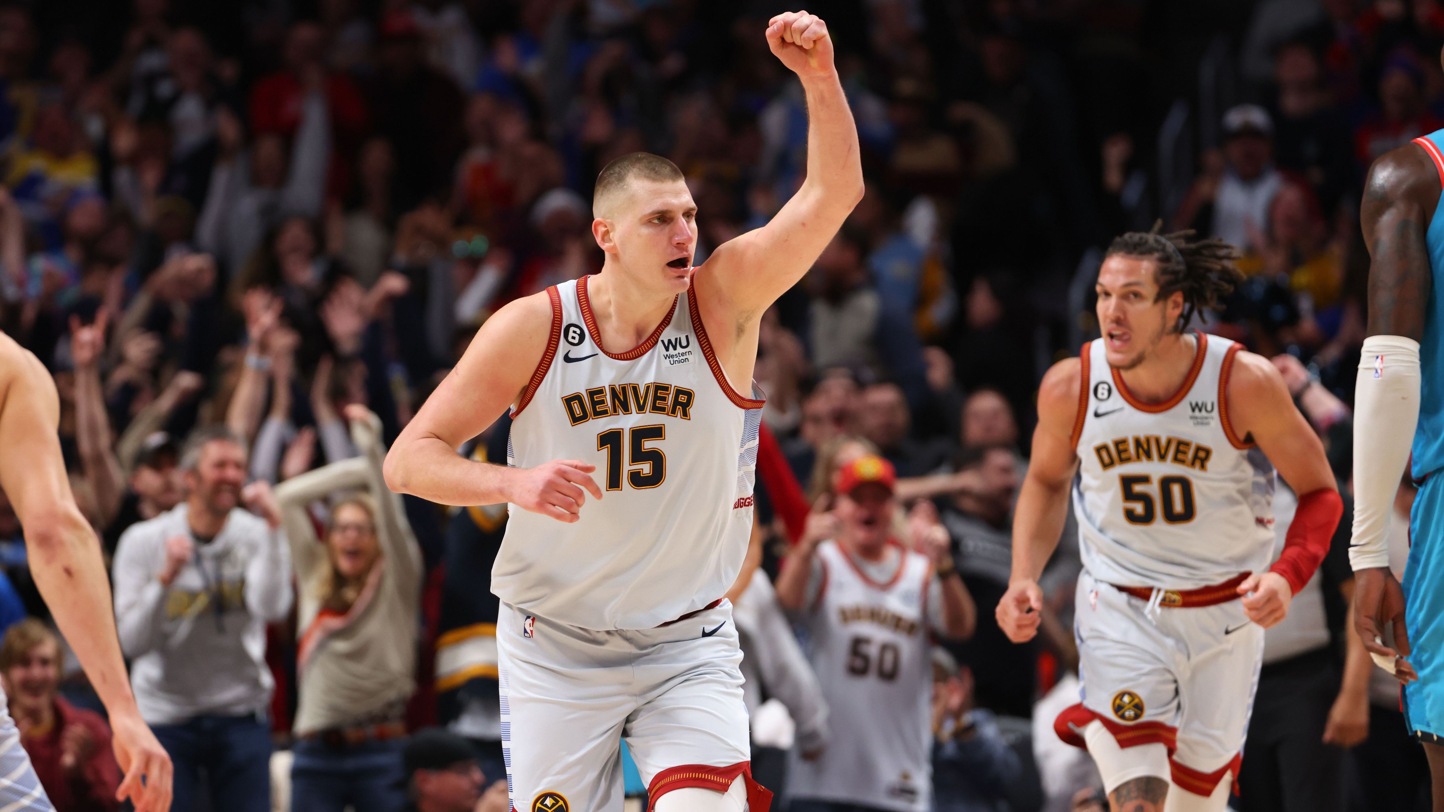 <strong></strong><strong>Nikola Jokic</strong><br>Im Christmas Game 2022 zerlegte Nikola Jokic im Alleingang die Phoenix Suns. <strong>41 Punkte, 15 Rebounds und 15 Assists</strong> standen am Ende im Statistikbogen des Centers der Denver Nuggets, die nach Overtime mit 128:125 gewannen. Seitdem gab es schon des Öfteren derart absurde Leistungen des "Joker". Diese war jedoch die bisher wohl beste!