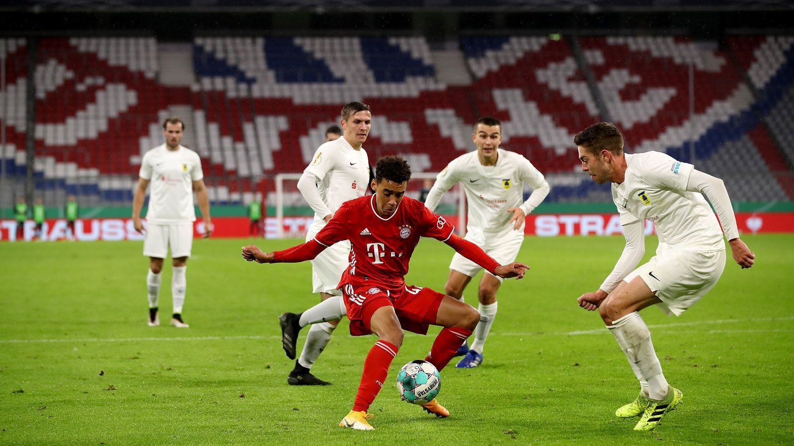 
                <strong>Platz 12 - Jamal Musiala (FC Bayern München)</strong><br>
                Alter beim Debüt: 17 Jahre, drei Monate, 25 Tage - Begegnung: FC Bayern - SC Freiburg 3:1 (20. Juni 2020)
              