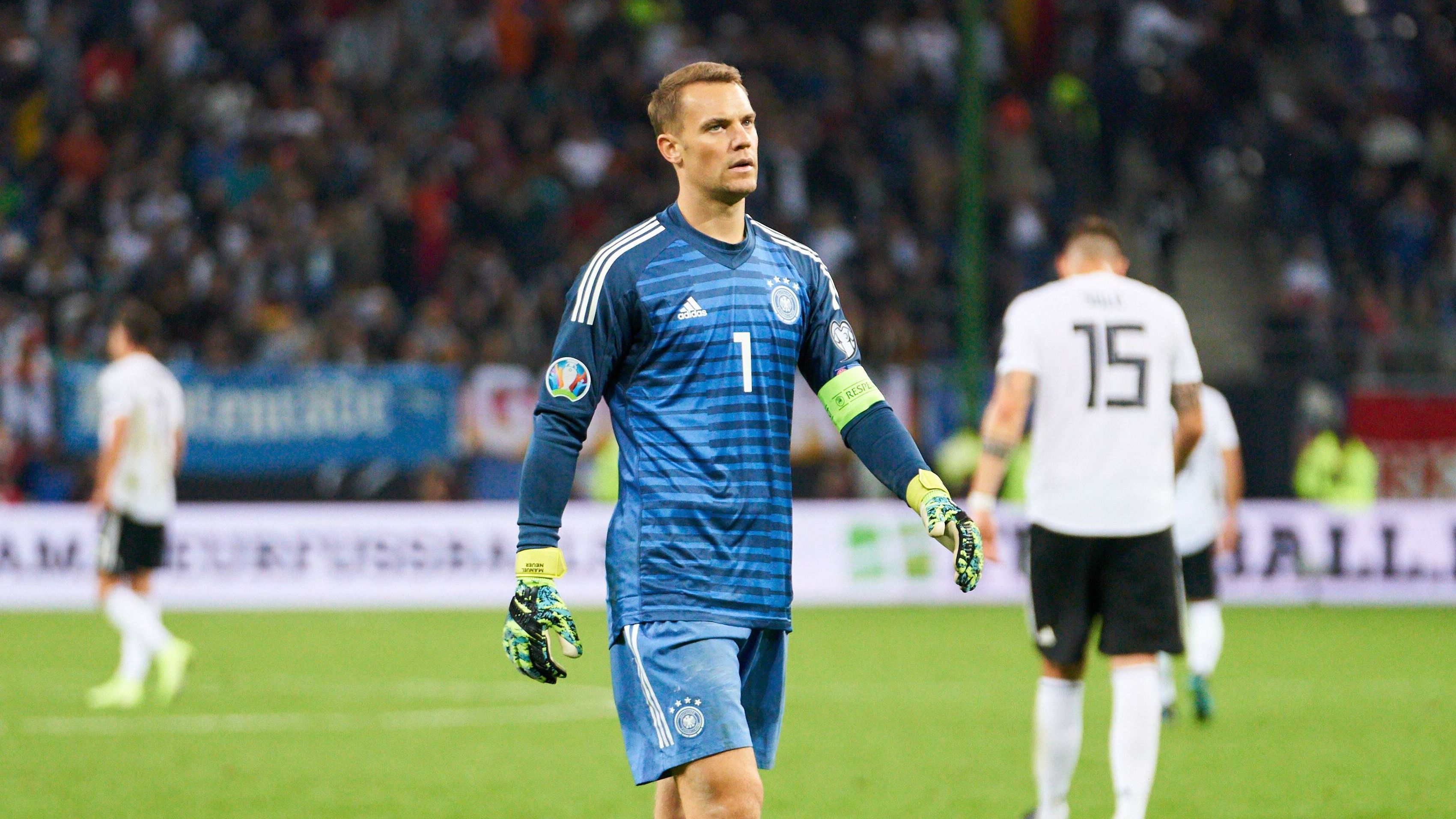 
                <strong>Tor: Manuel Neuer</strong><br>
                Im EM-Qualifikationsspiel gegen Oranje parierte der DFB-Kapitän einige Schüsse, zeigte insgesamt eine gute Leistung und sollte im Spiel am Montag erneut den Vorzug vor Stellvertreter Marc-Andre ter Stegen erhalten. Das Spiel ist einfach zu wichtig.
              