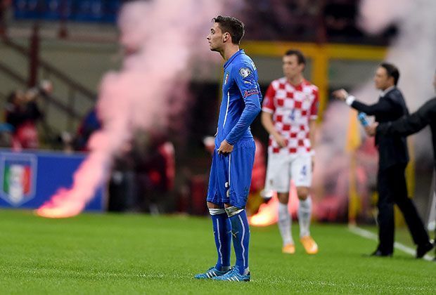 
                <strong>Italien gegen Kroatien - Ausschreitungen beim Länderspiel</strong><br>
                Verdutzte Gesichter: Das Spiel muss unterbrochen werden, zu viele Bengalos haben den Weg aufs Spielfeld gefunden.
              