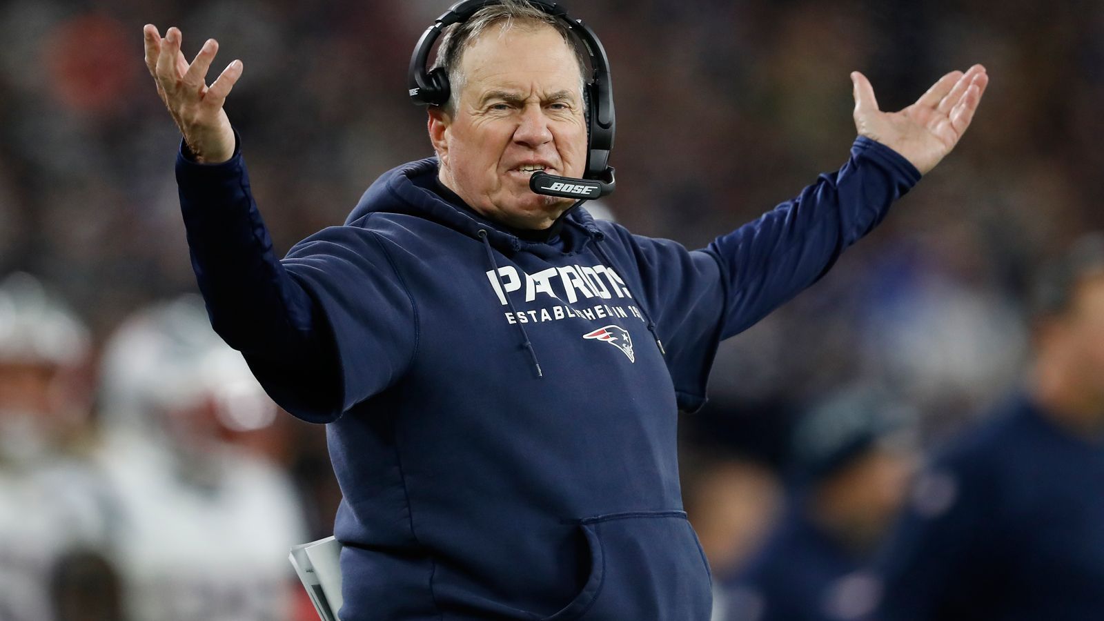 
                <strong>New England Patriots</strong><br>
                Bill Belichick ist sich nicht sicher. "Das müsst Ihr Nick fragen", sagt der Head Coach den Reportern. Der Chef des Spielerpersonals, Nick Caserio, lässt nichts verlauten. Wie der "Boston Globe" erfährt, setzen die Patriots aber jemanden in den Flieger nach Atlanta.
              