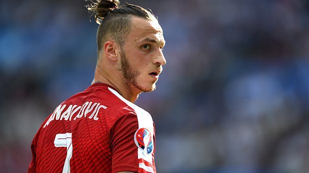 
                <strong>Marko Arnautovic</strong><br>
                Marko Arnautovic: Erlief nach zehn Minuten den Ball von Island-Keeper Hannes Halldorsson. Rutschte dabei aus und verpasst so das mögliche 1:0. Die Aktion zeigte seine kämpferische Einstellung. Wirkte als einer der wenigen entschlossen und war nahezu an jeder Offensiv-Aktion der Österreicher beteiligt. ran-Note: 2
              