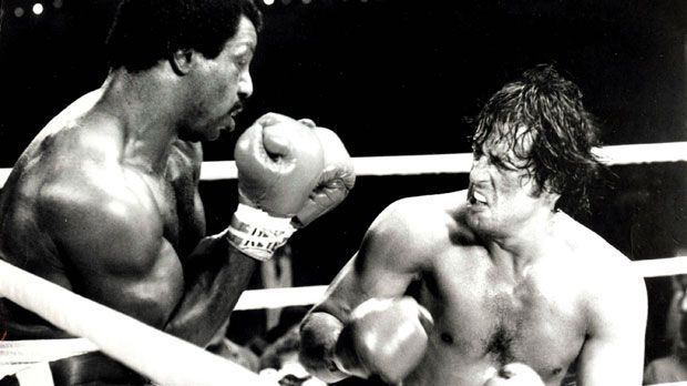 
                <strong>"Rocky"-Filmreihe (1976-2015)</strong><br>
                "Rocky"-Filmreihe (1976-2015): 1976 kam der erste "Rocky"-Film in die Kinos und begeisterte die Massen. Sylvester Stallone alias Rocky Balboa bekommt als No-Name die einmalige Chance gegen Weltmeister Apollo Creed anzutreten. Entgegen der Erwartungen liefert Rocky dem Champion einen packenden Fight und wird trotz Punktniederlage zum Star. In Rocky zwei kommt es zum Rückkampf und Balboa krönt sich zum Schwergewichts-Weltmeister. Mitterweile umfasst die Filmreihe sieben Teile. Beim jüngsten Spin-off "Creed" wird Rocky Trainer des Sohnes seines früheren Rivalen Apollo Creed. Ein achter Teil ist in Planung.
              