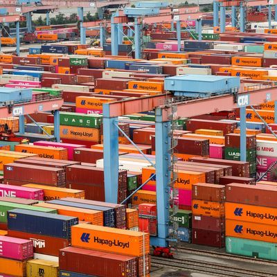 Container werden am Hamburger Hafen gelagert und verladen. 