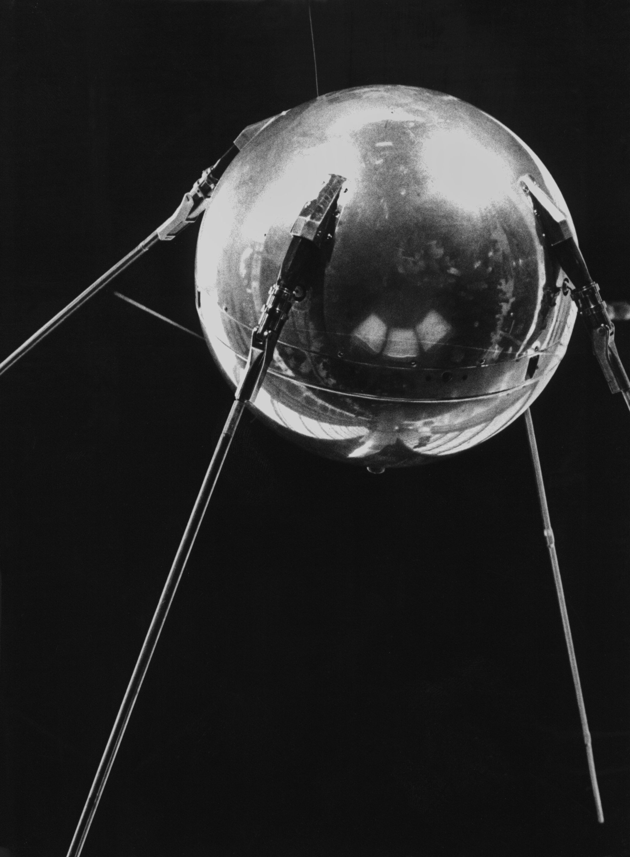 1957 der erste Roboter im All: der nur 84 Kilogramm schwere, sowjetische Satellit Sputnik.