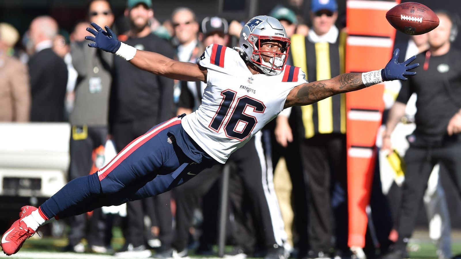 
                <strong>WR Jakobi Meyers (Las Vegas Raiders)</strong><br>
                Jakobi Meyers wurde vor der Free Agency als der Wide Receiver genannt, der am besten abkassieren würde. Am Ende holte er sich einen dicken Vertrag ab, aber weniger als erwartet. Für 33 Millionen insgesamt (davon 21 garantiert) trägt Meyers in den kommenden drei Jahren Silber und Schwarz. Die Raiders bekommen damit für relativ kleines Geld eine sehr zuverlässige Anspielstation, die Head Coach Josh McDaniels bestens kennt. ran Note: 2
              