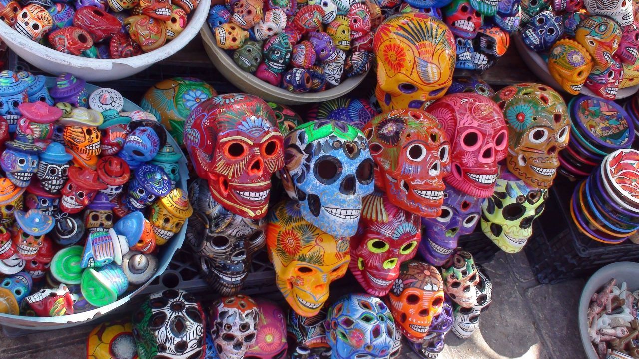 Der Tod ist fest in der mexikanischen Kultur verankert. Er ist nichts endgültiges, sondern der Beginn einer neuen Reise ins Totenreich Mitclan. 
