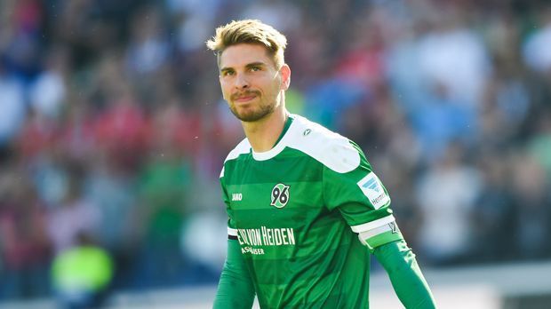 
                <strong>Ron-Robert-Zieler-(H96)</strong><br>
                Ron-Robert Zieler (Hannover 96): Als Alternative für den Kasten wird Ron-Robert Zieler in Leipzig gehandelt. Der Keeper von Absteiger Hannover 96 verkündete unlängst, dass er weiter in der 1. Bundesliga spielen will und sich deshalb jegliche Angebote von Vereinen anhören wird.
              