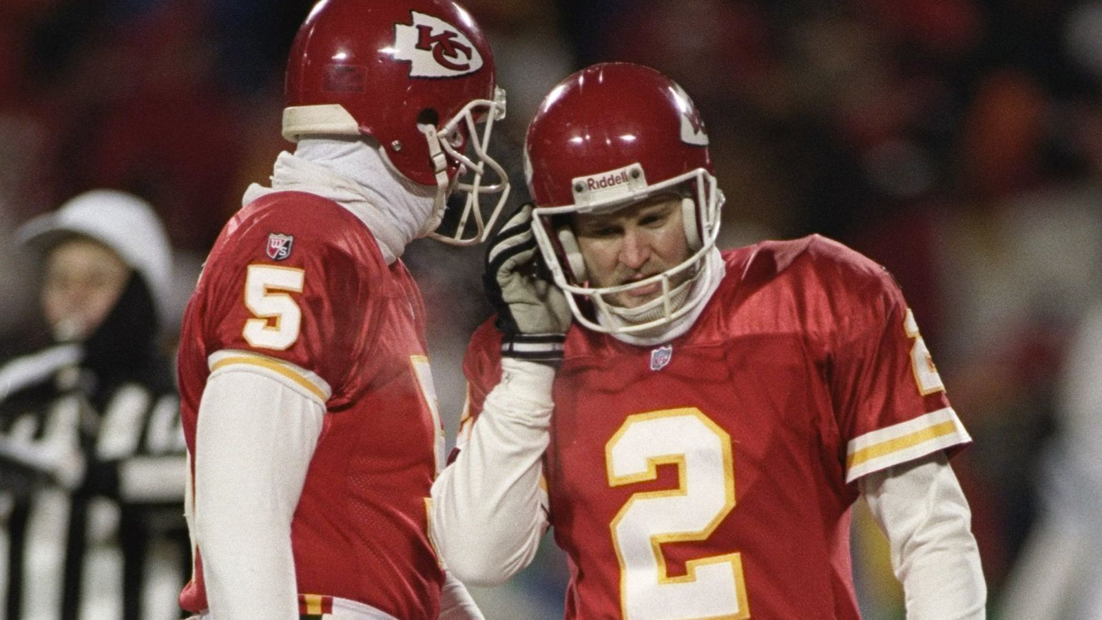 
                <strong>Season 1995: Lin Elliott (Kansas City Chiefs)</strong><br>
                In der Divisional Round der NFL-Saison 1995 reisten die Indianapolis Colts, noch vor Beginn der Payton-Manning-Ära, zu den Kansas City Chiefs. Lin Elliott (re.) verballerte im heimischen Stadion gleich drei Field Goals, so auch den möglichen Ausgleich zum 10:10. Ergo kamen die Colts eine Runde weiter, für Elliott sollte es das letzte Spiel im Chiefs-Dress gewesen sein.
              