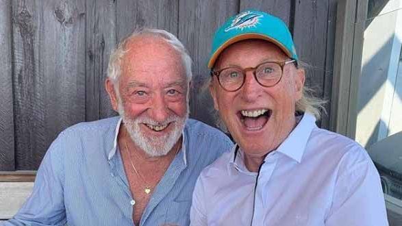 <strong>Otto Waalkes (Miami Dolphins)</strong><br>
                Einen Wein in der Hand und die Miami-Dolphins-Kappe auf dem Kopf. Kult-Komiker Otto Waalkes scheint Anhänger der Franchise aus Florida zu sein. Bei einem gemeinsamen Abend mit Comedy-Legende Didi Hallervorden präsentiert der Olifanten-Erfinder sein Lieblingsteam.