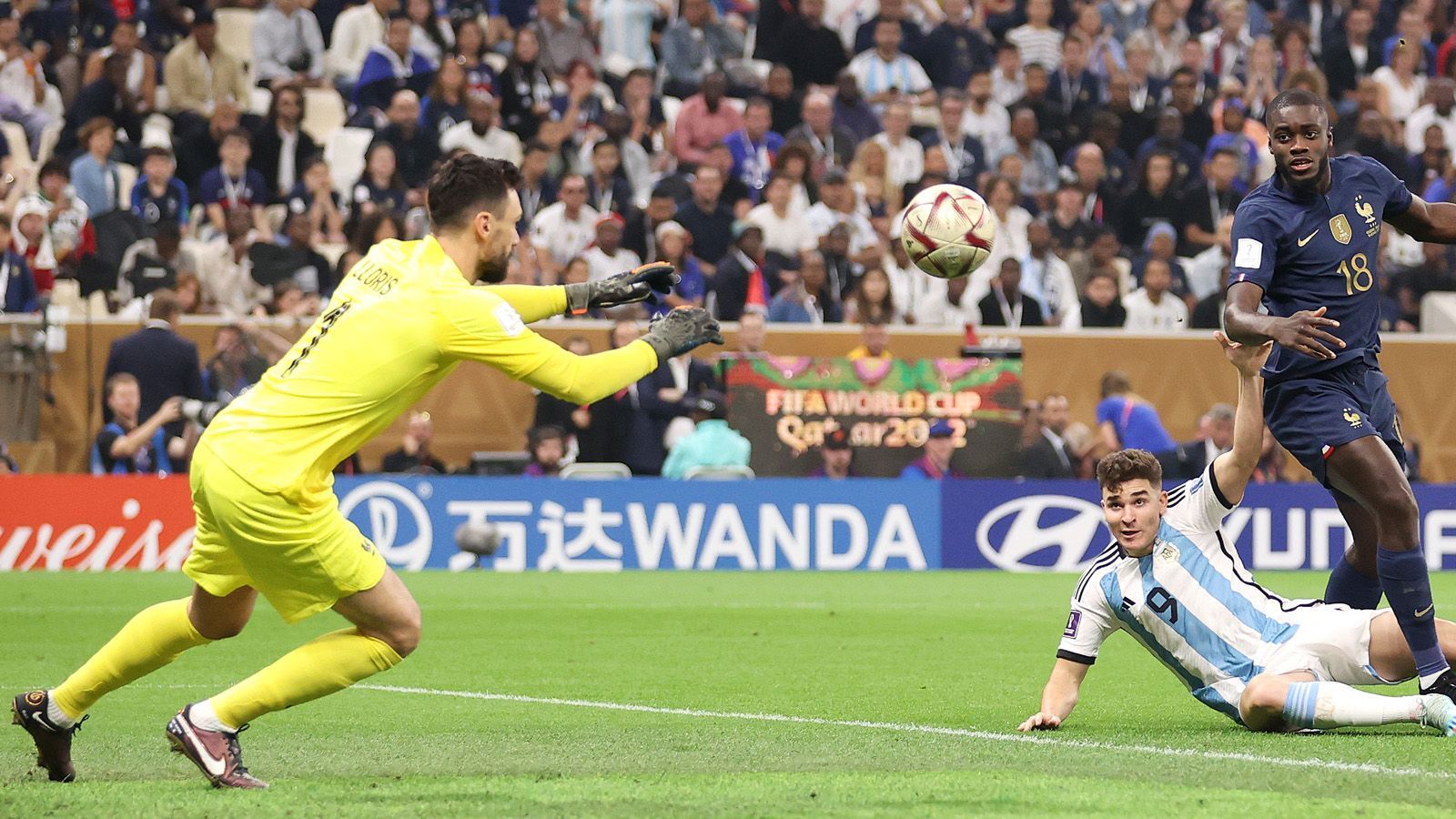 
                <strong>Hugo Lloris</strong><br>
                Der Keeper gerät früh in den Mittelpunkt und kassiert bei einem Zusammenstoß mit Romero einen heftigen Check, der eine Behandlung nötig macht. Hält alles, was zu halten ist. Beim Elfmeter wird Lloris von Messi verladen, auch beim Tor von Di Maria ist er machtlos. Sehenswert ist dagegen seine Parade tief in der Nachspielzeit gegen Messi. Beim 2:3 des siebenmaligen Weltfußballers ist der Kapitän dann geschlagen, nachdem er zuvor noch gegen Martinez zu Stelle ist. Im Elfmeterschießen glücklos. ran-Note: 3
              