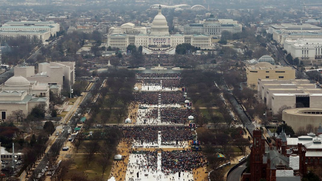 Tausende US-Amerikaner:innen erlebten die Vereidigung Trumps 2017 live mit. (Archivbild)