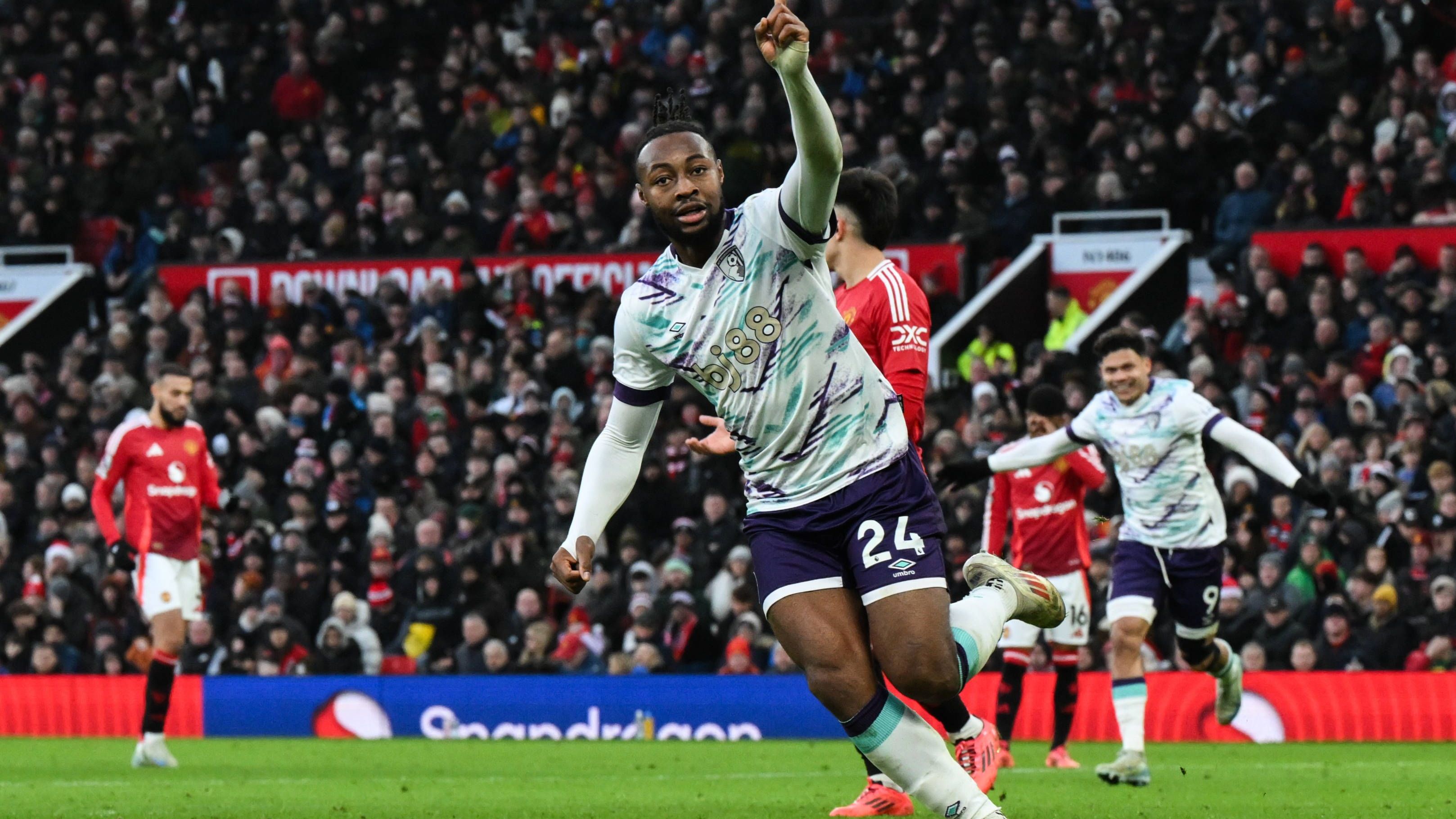 <em><strong>Antoine Semenyo (AFC Bournemouth)</strong><br>Liverpool steckt aktuell in einer Ergebnis-Krise. Auch das Formtief von Mohamed Salah macht den Reds zu schaffen. Dazu wird der Ägypter Anfang 2026 beim Afrika-Cup antreten und dem amtierenden Meister damit fehlen. Laut dem britischen Magazin "iPaper" sollen sie aber als Nachfolger bereits Antoine Semenyo ausgemacht haben, der das Turnier mit Ghana knapp verpasst hat. Die Ablöse bei einem Winter-Transfer soll bei rund 86 Millionen Euro liegen.</em>