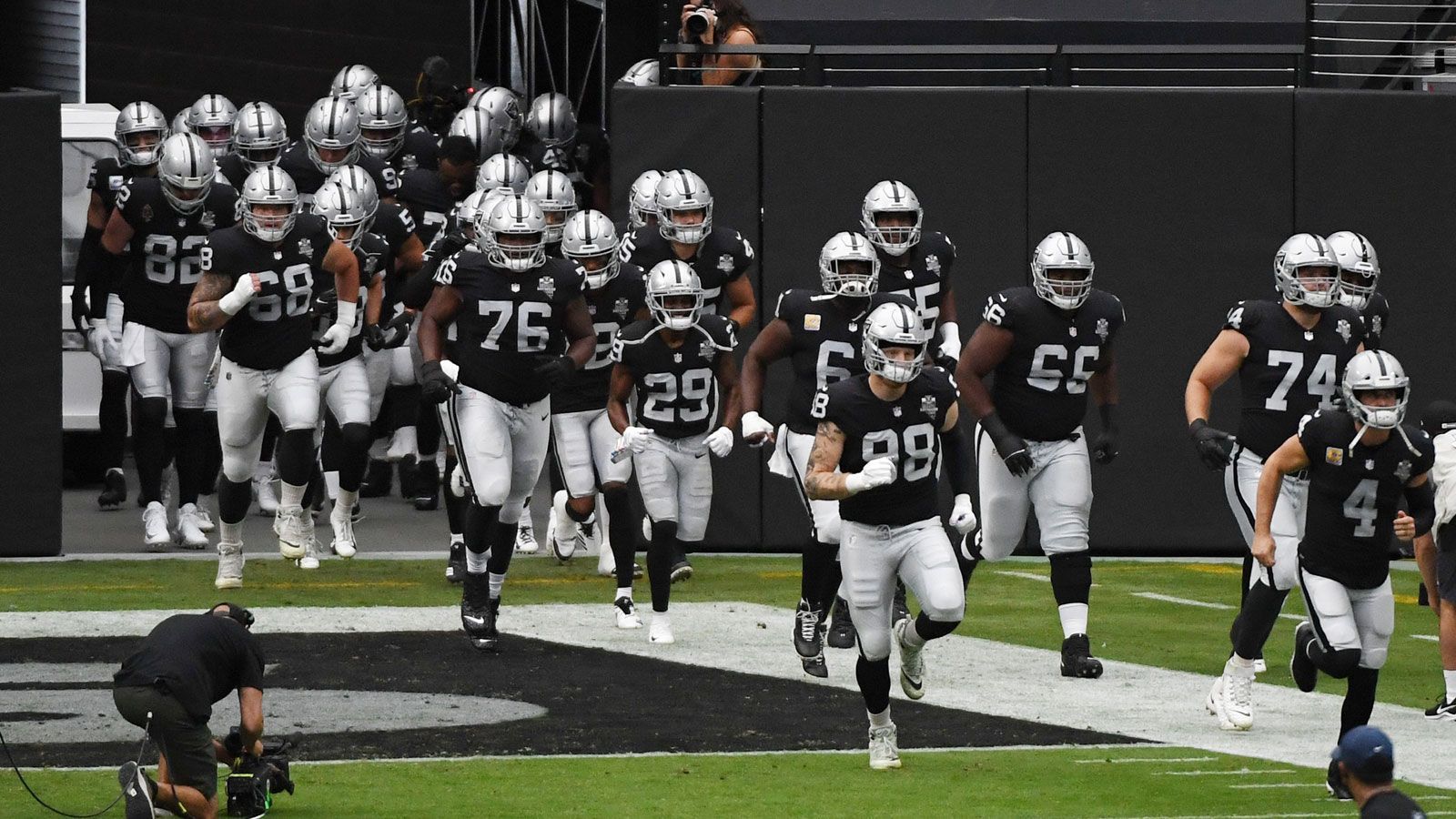 
                <strong>Las Vegas Raiders</strong><br>
                Die Las Vegas Raiders sind mitten im Playoff-Rennen. Deswegen könnte General Manager Mike Mayock geneigt sein, sein Team zur Trade-Deadline nochmal zu verstärken. Dabei braucht vor allem die Defense Unterstützung. Als Namen werden dabei Stephon Gilmore, Cornerback Brian Pole (Jets), Safety Harrison Smith und Anthony Harris (beide Vikings) gehandelt. Sie allen könnten der jungen Secondary wichtigen Halt geben.
              