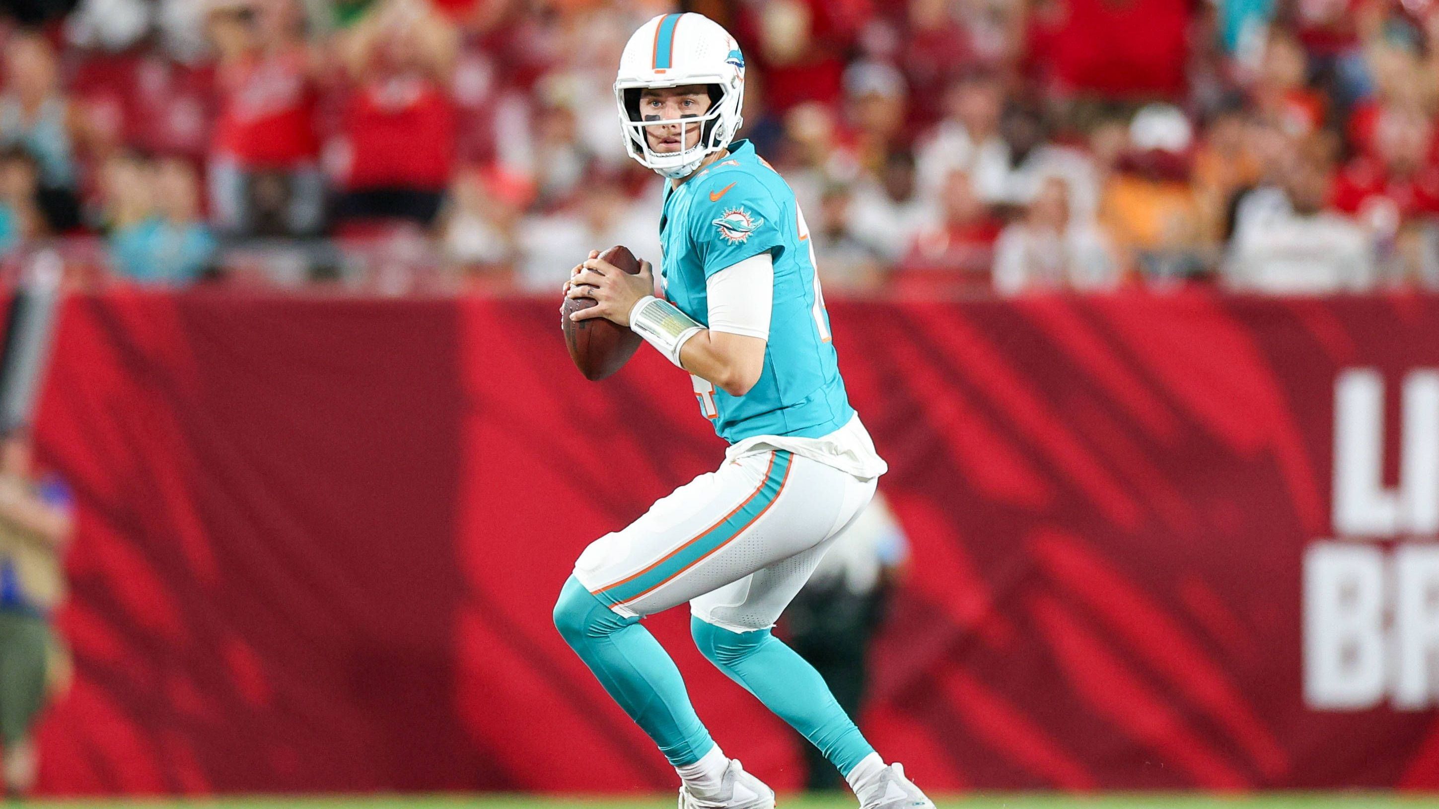 <strong>Mike White (Buffalo Bills)</strong><br>In Miami fiel Mike White noch dem Roster Cut zum Opfer, nur kurze Zeit später hat der Quarterback laut NFL-Insider Adam Schefter aber schon ein neues Team gefunden. Demnach nehmen die Buffalo Bills den Spielmacher für ihren Practice Squad unter Vertrag. Hinter Josh Allen und Mitch Trubisky ist er bei den Bills aktuell wohl die Nummer drei.