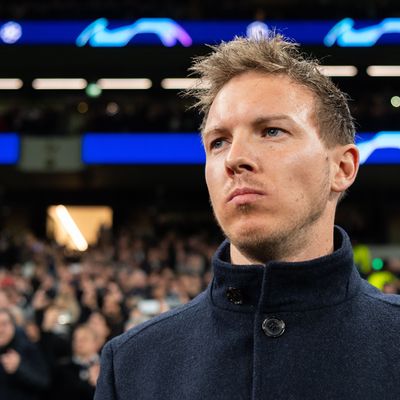 Julian Nagelsmann steht vor Beginn eines Champions League Spiels im Londoner Stadion. 