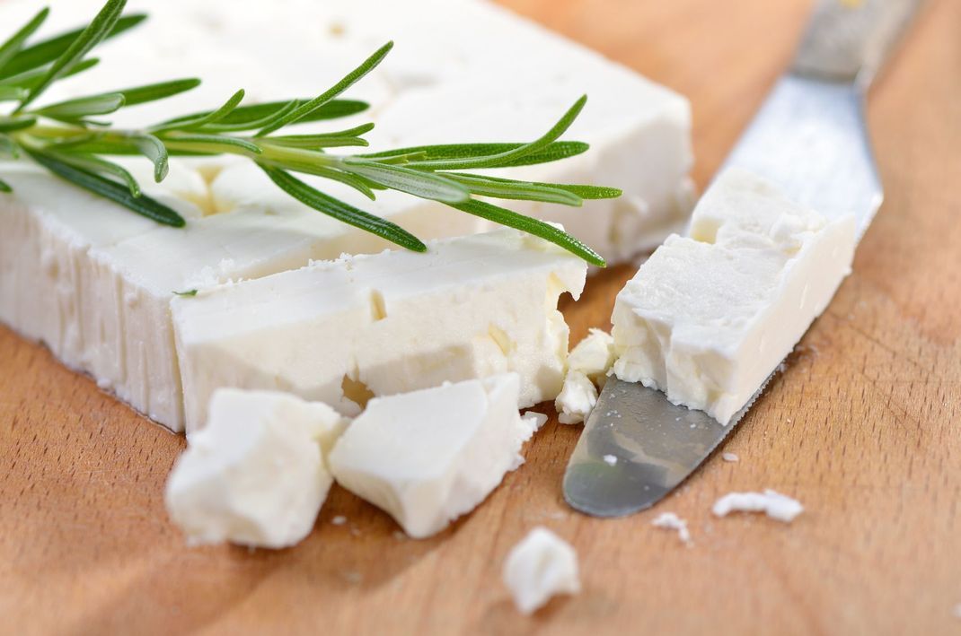 Achten Sie bei der Auswahl des Fetas auf gute Qualität. Leckerer Käse ist zwar etwas teurer, dafür aber auch aromatischer und klebt nicht wie Gummi zwischen den Zähnen.
