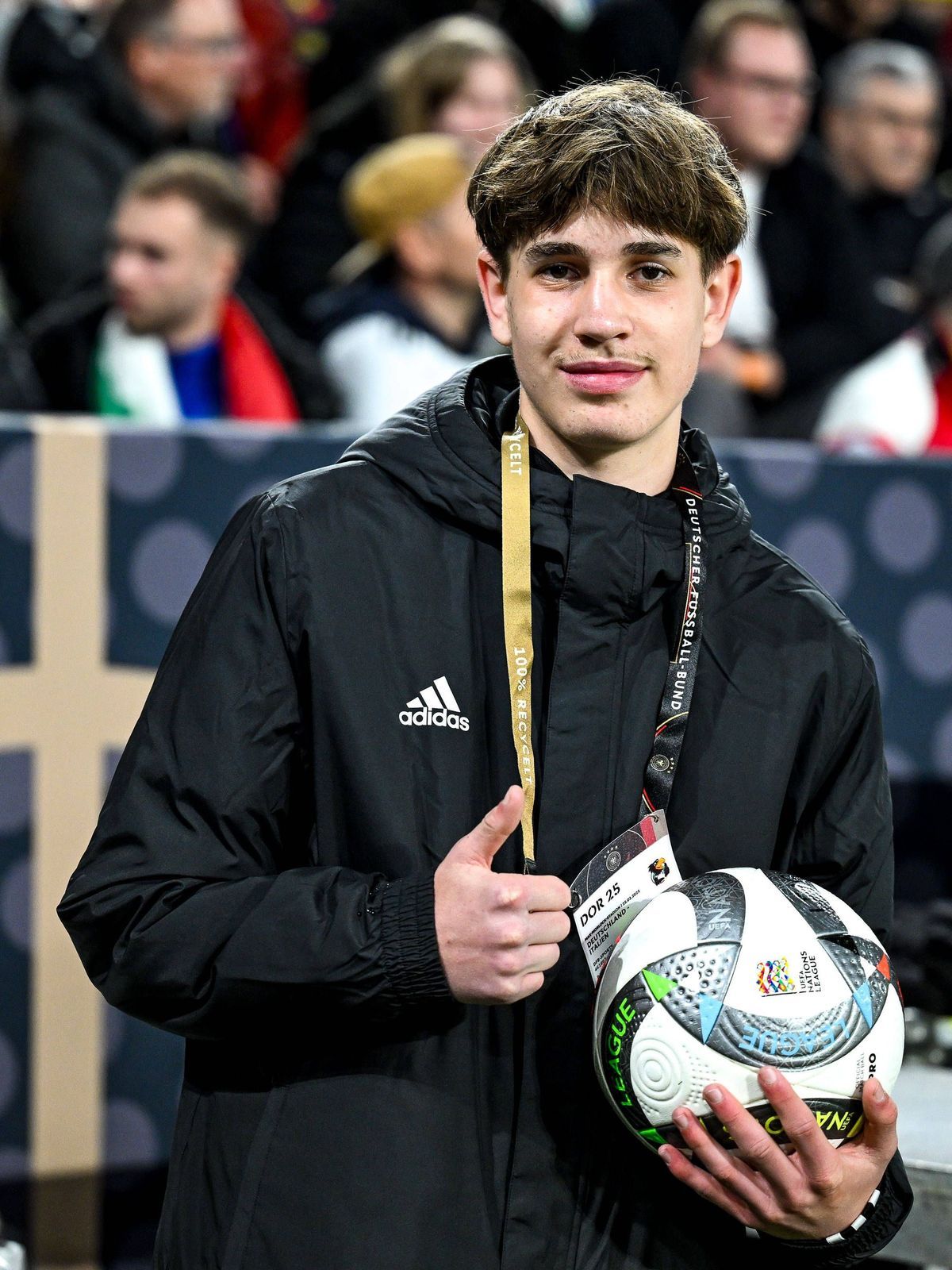 Balljunge, der Joshua Kimmich, den Ball zum Eckball zum Tor zum geworfen hat GER, Deutschland (GER) vs Italien (ITA), Fussball, UEFA Nations League Viertelfinale Runde 2, 23.03.2025. GER, Deutschla...