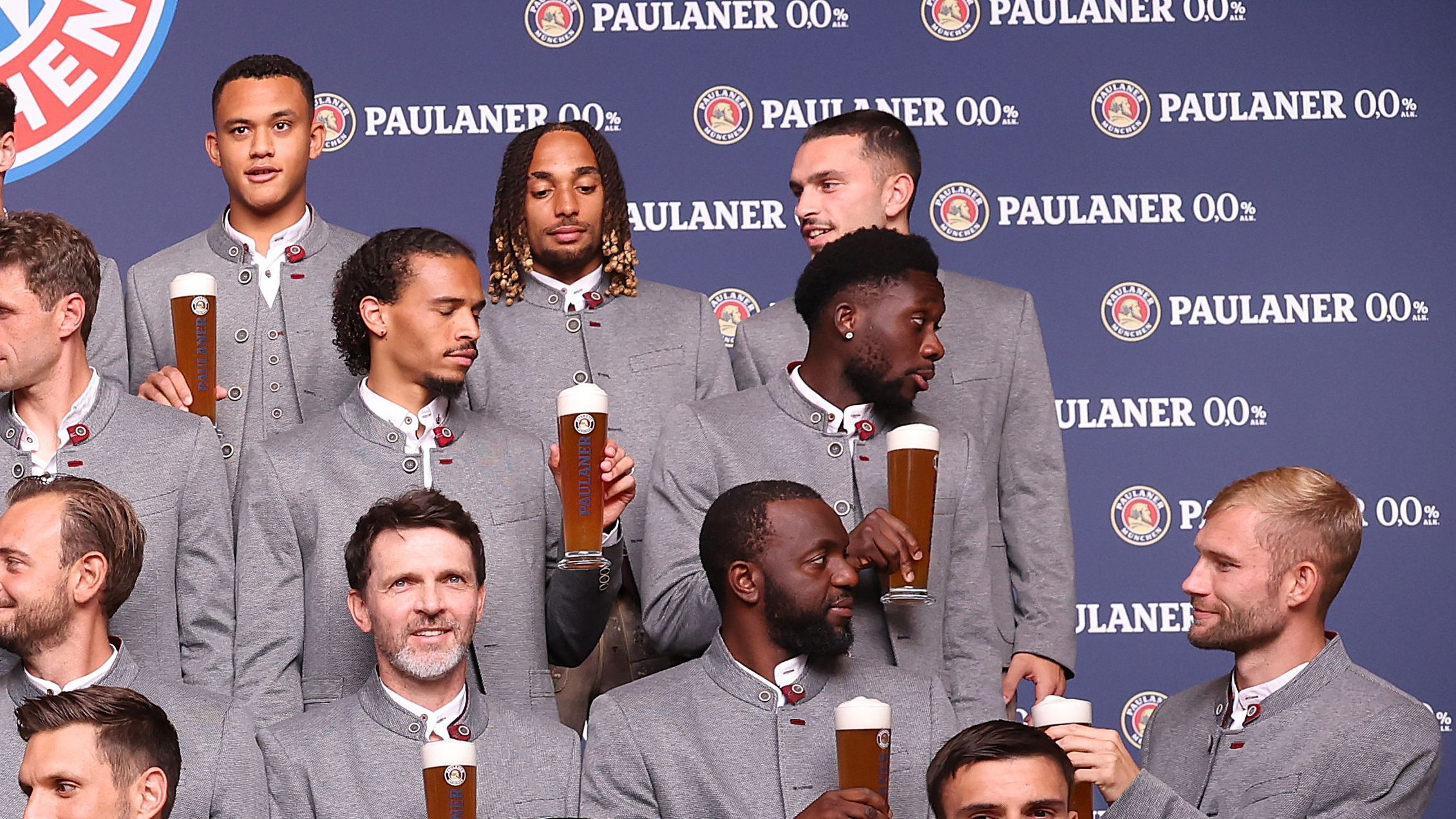 <strong>Bayern München beim Lederhosen-Shooting</strong><br>So in etwa stellen wir uns die Vertragsverhandlungen zwischen den Bayern und Alphonso Davies vor...