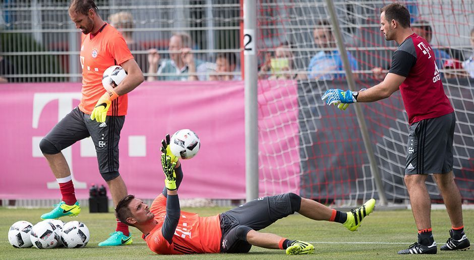 
                <strong>Torhüter</strong><br>
                Selbst ohne Manuel Neuer legten die Torhüter des FC Bayern richtig los. Tom Starke (li.), Sven Ulreich (Mi.) und Torwart-Trainer Toni Tapalovic trainierten auch bei heißen Temperaturen mit dem nötigen Elan.
              