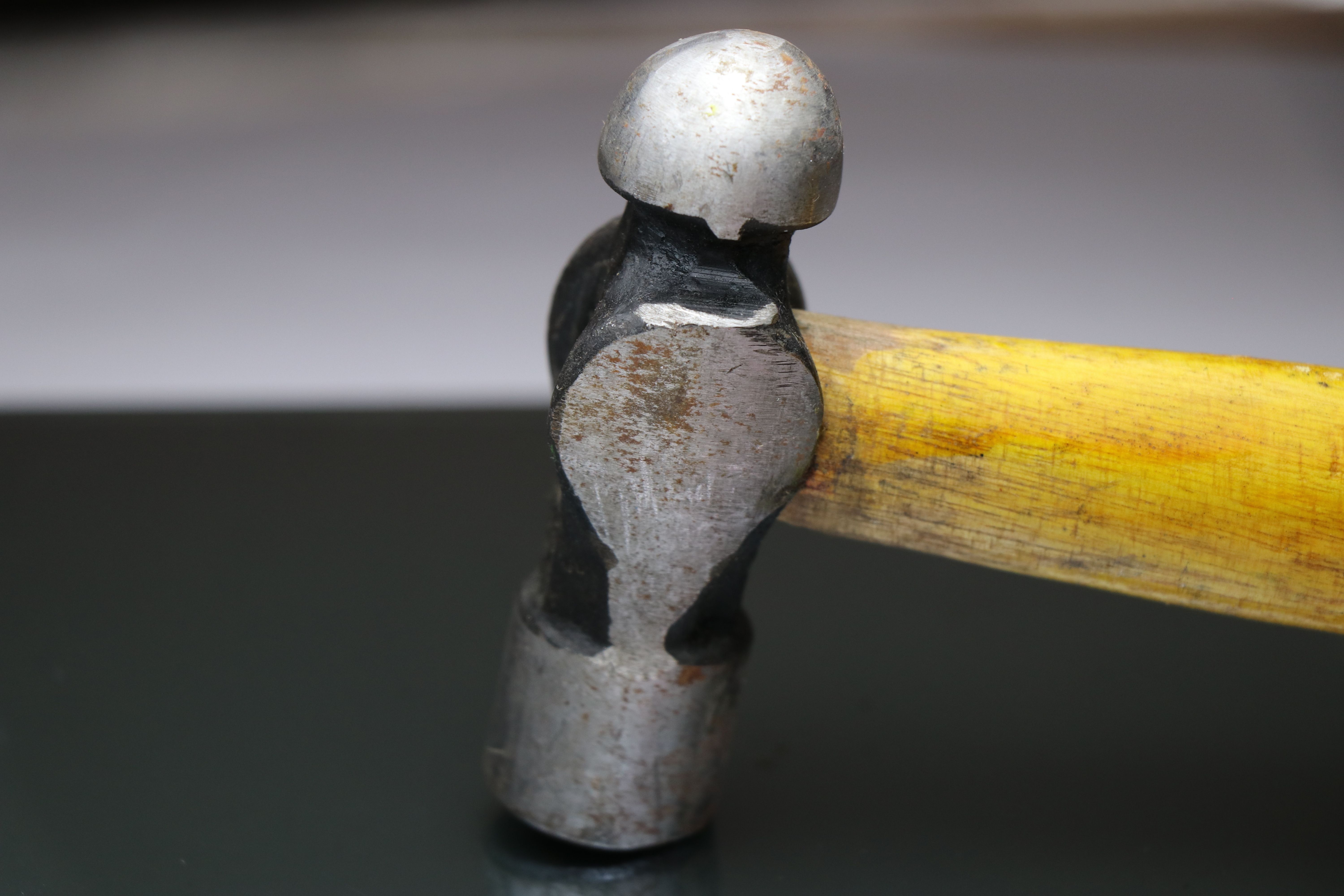Die gewölbte Seite des Kugelhammers eignet sich ideal zum Verformen von leichten Metallen, wie beispielsweise Bleche. Daher wird er vorwiegend in Karosseriewerkstätten oder in Atelieren von Künstlern verwendet.