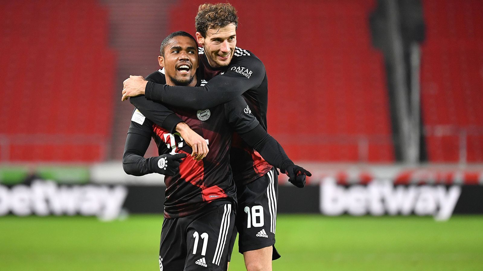 
                <strong>Douglas Costa</strong><br>
                Mit seinem Tor kaschierte Costa nach seiner Einwechslung eine schaurige Leistung gegen Stuttgart. Der Brasilianer fällt seit seiner Rückkehr aus Turin vor allem mit sinn- wie erfolglosen Dribblings und einer ausbaufähigen Einstellung zur Defensivarbeit auf, im internen Ranking ist Costa klar hinter Coman, Gnabry und Sane - und wenn man die Einsatzminuten betrachtet ungefähr auf einem Level mit Jamal Musiala. Gegen Atletico sollte der Brasilianer seinen Startelfplatz aber sicher haben.
              