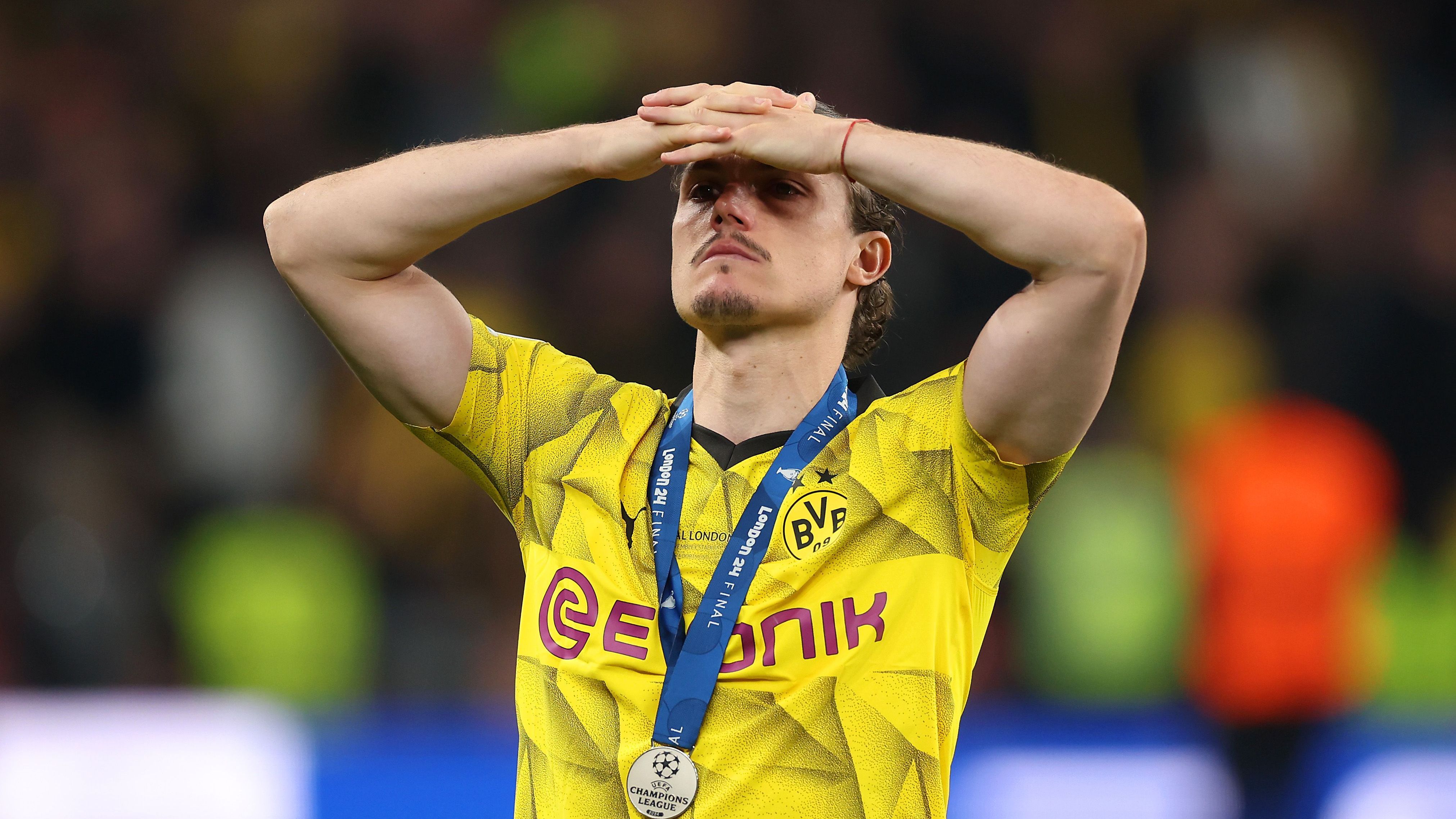 <strong>"Sport" (Spanien)</strong><br>"Borussia Dortmund gibt Real Madrid den 15. Titel: Die Deutschen verziehen in der ersten Halbzeit und kindische Fehler ermöglichen es Carvajal und Vinícius, Tore zu schießen."