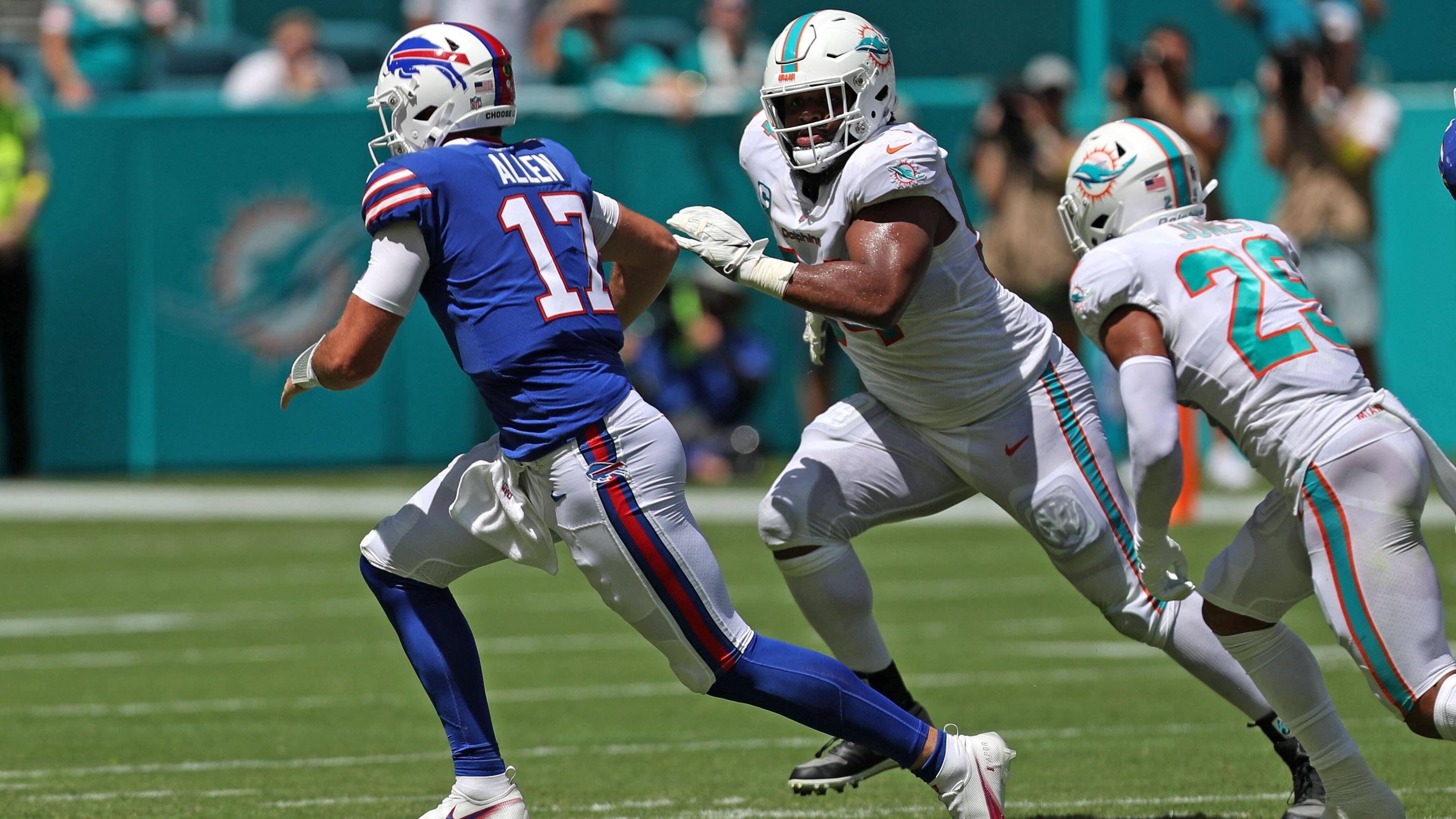 <strong>Miami Dolphins: Rückblick</strong><br> • Bilanz in der regulären Saison 2022/23: 9 – 8 <br>• Playoffs: Aus in der Wild Card Round (31:34 gegen die Buffalo Bills) <br>• Wichtige Abgänge: Mike Gesicki (Tight End), Byron Jones (Cornerback),  Melvin Ingram (Outside Linebacker), Trey Flowers (Defensive End) <br>• Wichtige Neuzugänge: Jalen Ramsey (Cornerback), Mike White (Quarterback), Eli Apple (Cornerback)